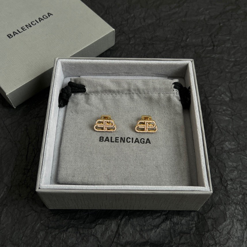 Balenciaga 巴黎世家 Balenciaga 珍珠耳钉 简单大方 金质感饱满 ，搭配衣服超