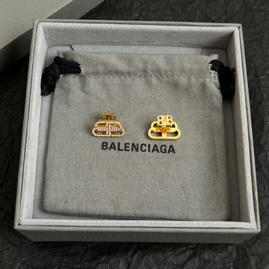 Balenciaga 巴黎世家 Balenciaga 珍珠耳钉 简单大方 金质感饱满 ，搭配衣服超