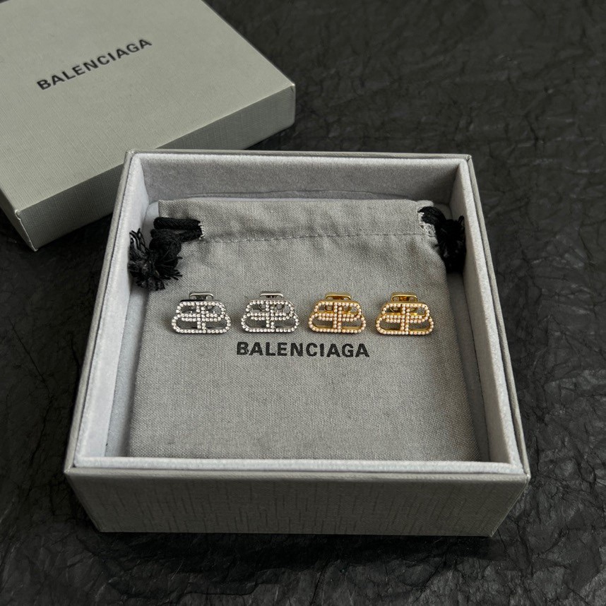 Balenciaga 巴黎世家 Balenciaga 珍珠耳钉 简单大方 金质感饱满 ，搭配衣服超