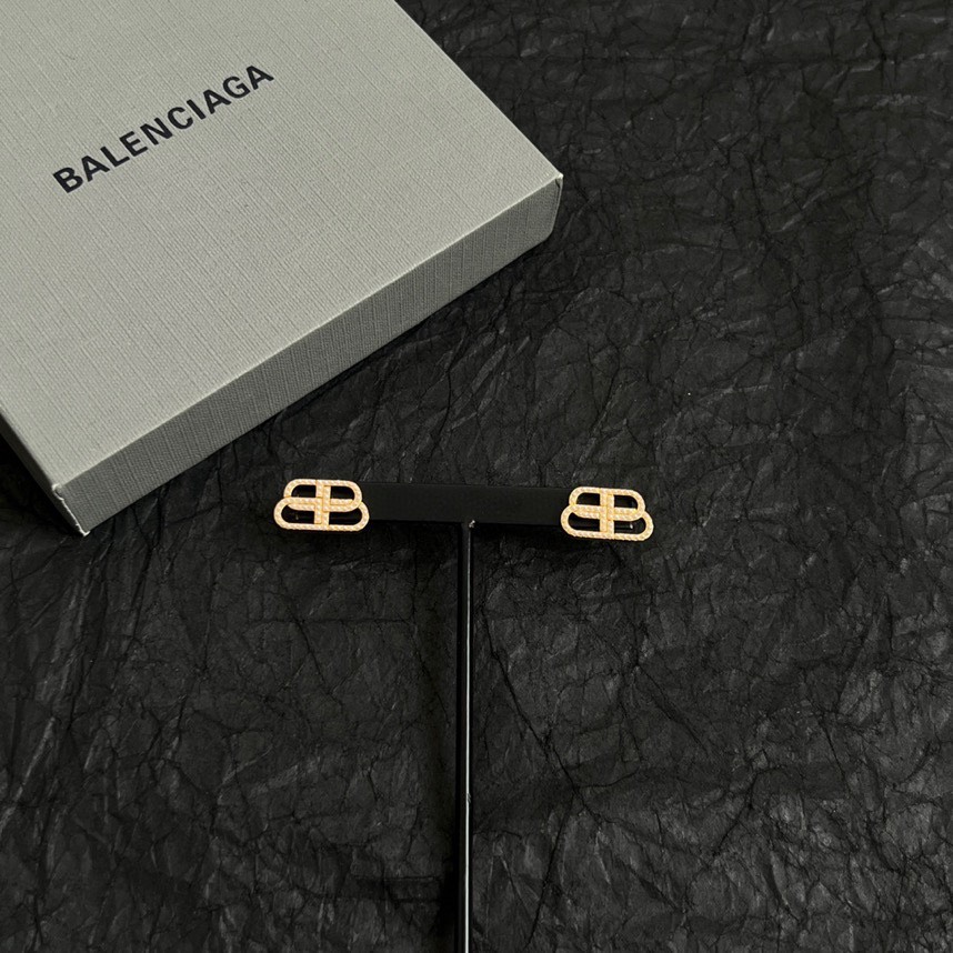 Balenciaga 巴黎世家 Balenciaga 珍珠耳钉 简单大方 金质感饱满 ，搭配衣服超