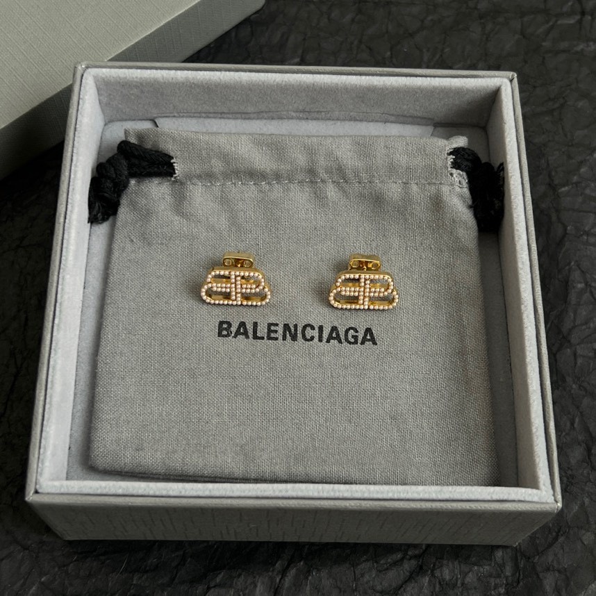 Balenciaga 巴黎世家 Balenciaga 珍珠耳钉 简单大方 金质感饱满 ，搭配衣服超