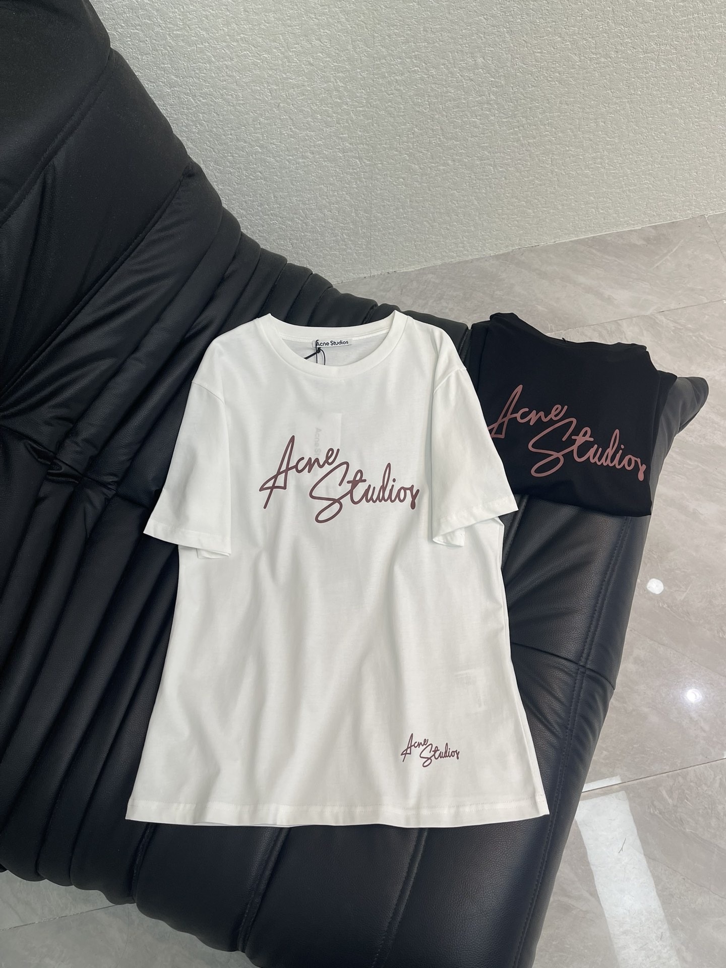 NO:753678,Acne*26 new spring and summer classic handwritten letter printed round neck short-sleeved T-shirt丨Exclusive high-end version!  Simple and effortless Nordic style, selected high-quality cotton blended fabrics, soft and skin-friendly, breathable and anti-wrinkle. The round neck fit is suitable for various body shapes. It is refreshing and neat when worn alone, or layered for a more layered look. Whether it is daily commuting or weekend outings, it is the best choice to easily create an atmospheric look. SML A,,acne studios,T-shirt,tees,t-shirt,19860909Acne*26春夏新款经典手写字母印花圆领短袖T恤丨独家高版出品！简约不费力的北欧风,甄选优质棉混纺面料,软糯亲肤、透气抗皱,圆领合身剪裁适配各种身形,单穿清爽利落,叠穿内搭更显层次.无论是日常通勤还是周末出游,都是轻松打造氛围感造型的不二之选.SML A,,acne studios,T-shirt,tees，t-shirt,,Women's clothing