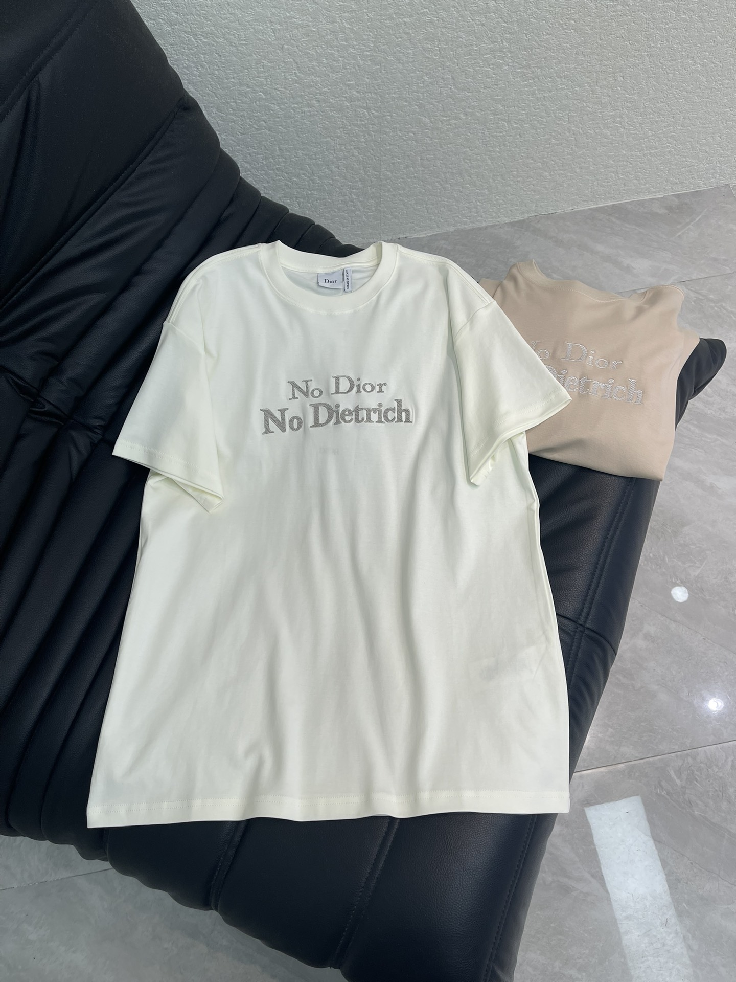 NO:753283,Dio*26 new spring and summer short-sleeved T-shirt with embroidered letters. Classic embroidered letters on the chest. Simple and recognizable. Loose fit. Easy to control for both men and women. Very versatile to wear alone or inside. Pair with jeans and skirts. Easily get elegant and casual style. Two colors SML A, dior, skirts, jeans, T-shirt, tees, t-shirt,19860909Dio*26春夏新款刺绣字母短袖T恤 胸前经典刺绣字母 简约又有辨识度 宽松版型 男女都能轻松驾驭 单穿或内搭都很百搭,牛仔裤,半裙随意搭配,轻松get优雅休闲风~两个色SML A,,dior,skirts,jeans,T-shirt,tees，t-shirt,,Women's clothing