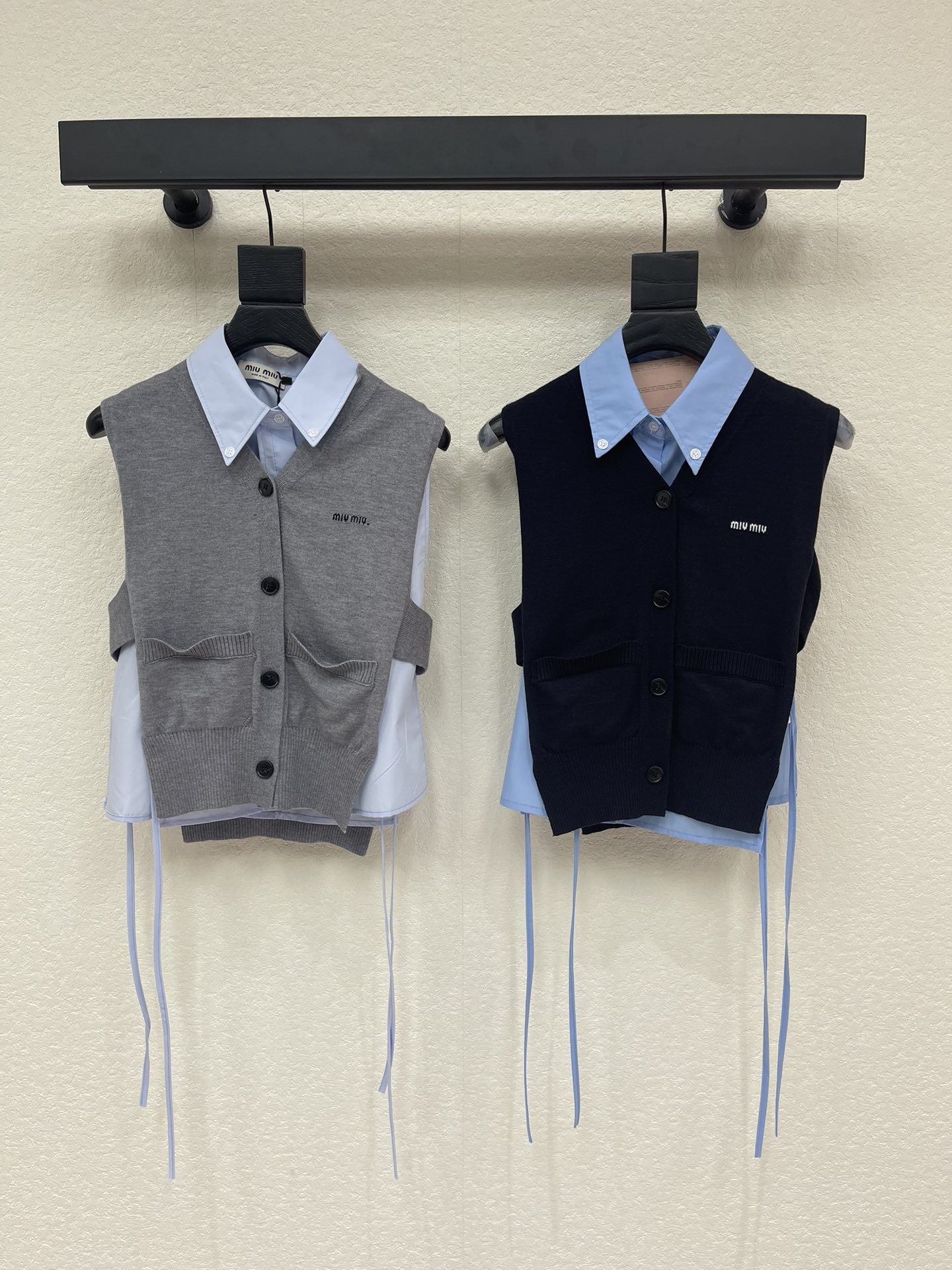 NO:753286,Miumi*26 new spring and summer style knitted vest, simple retro style, double pockets on the front + black buttons, exquisite details. Stacked with a light blue doll collar shirt, it is full of layering and can be easily controlled in college style or commuting style! The strap design on the hem is age-reducing and fashionable, and you can easily get the Miu style~two colors SML,,miumiu,shirts,19860909Miumi*26春夏新款 针织马甲 简约复古风 正面双口袋+黑色纽扣,细节精致.叠穿浅蓝娃娃领衬衫 层次感满满学院风or通勤风都能轻松驾驭!下摆绑带设计 减龄又时髦,轻松get Miu系穿搭风格~两个色SML,,miumiu,shirts,,Women's clothing