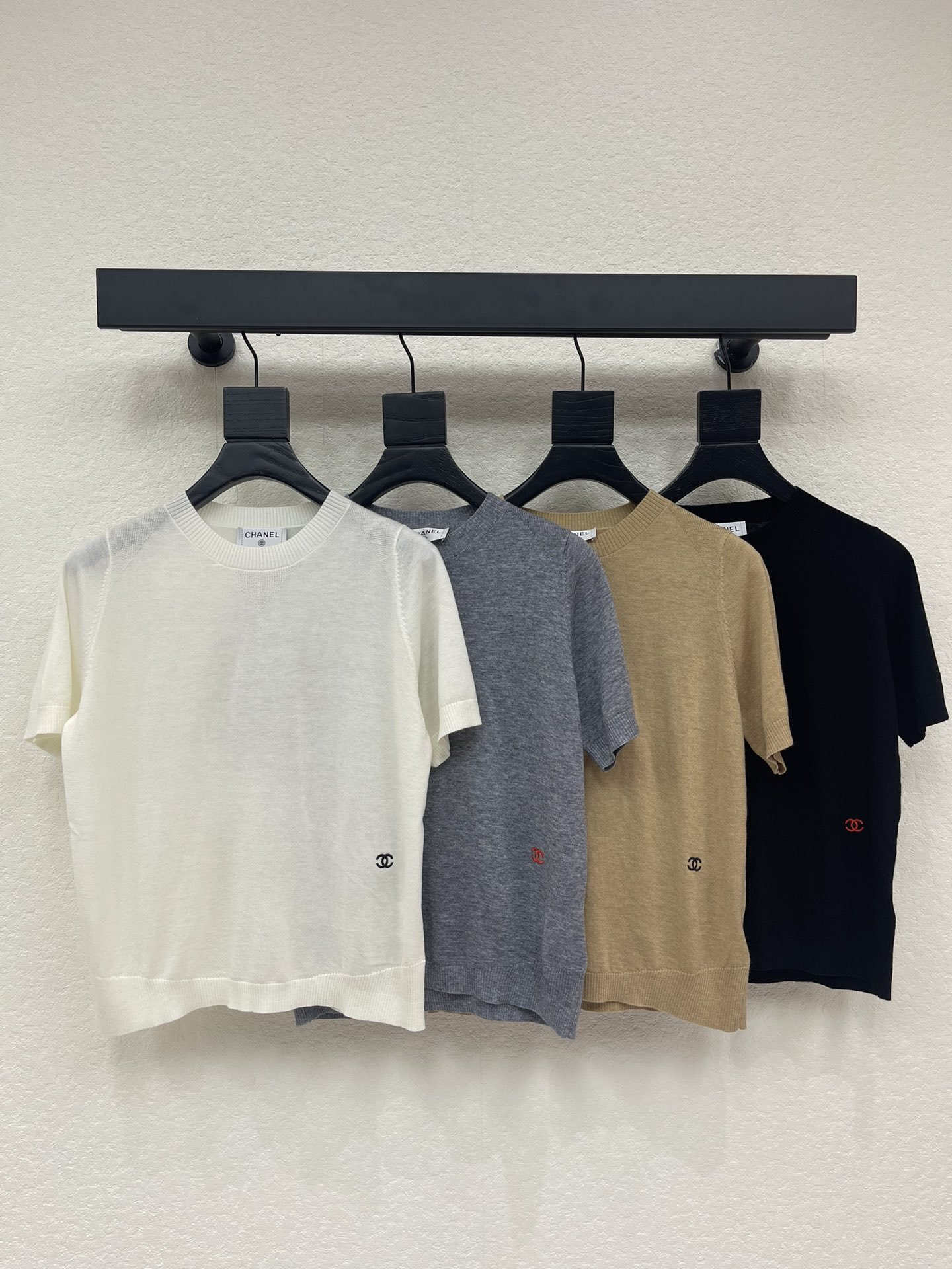 NO:753694,CHANE*26 new early spring round neck knitted short sleeves!  Customized wool yarn weaving, high-end texture, comfortable and soft, round neck knitted short-sleeved cut, fine knitted texture all over, inverted triangle hemming on the neckline, modifying the collarbone line of the neck to easily make you look slimmer, with vertical pit strips, highlighting the full texture of details, the whole body is solid color with embroidered letters on the waist and side to highlight the brand style!  SML A,,chanel,T-shirt,19860909CHANE*26早春新款圆领针织短袖！定制羊毛纱线织造,质感高级,舒适柔软,圆领针织短袖剪裁,通体细腻针织肌理,领口倒三角包边,修饰颈部锁骨线条轻松显瘦,配合竖坑条螺,突出满分细节质感,通体素色打底腰侧刺绣字母彰显品牌格调！SML A,,chanel,T-shirt,,Women's clothing