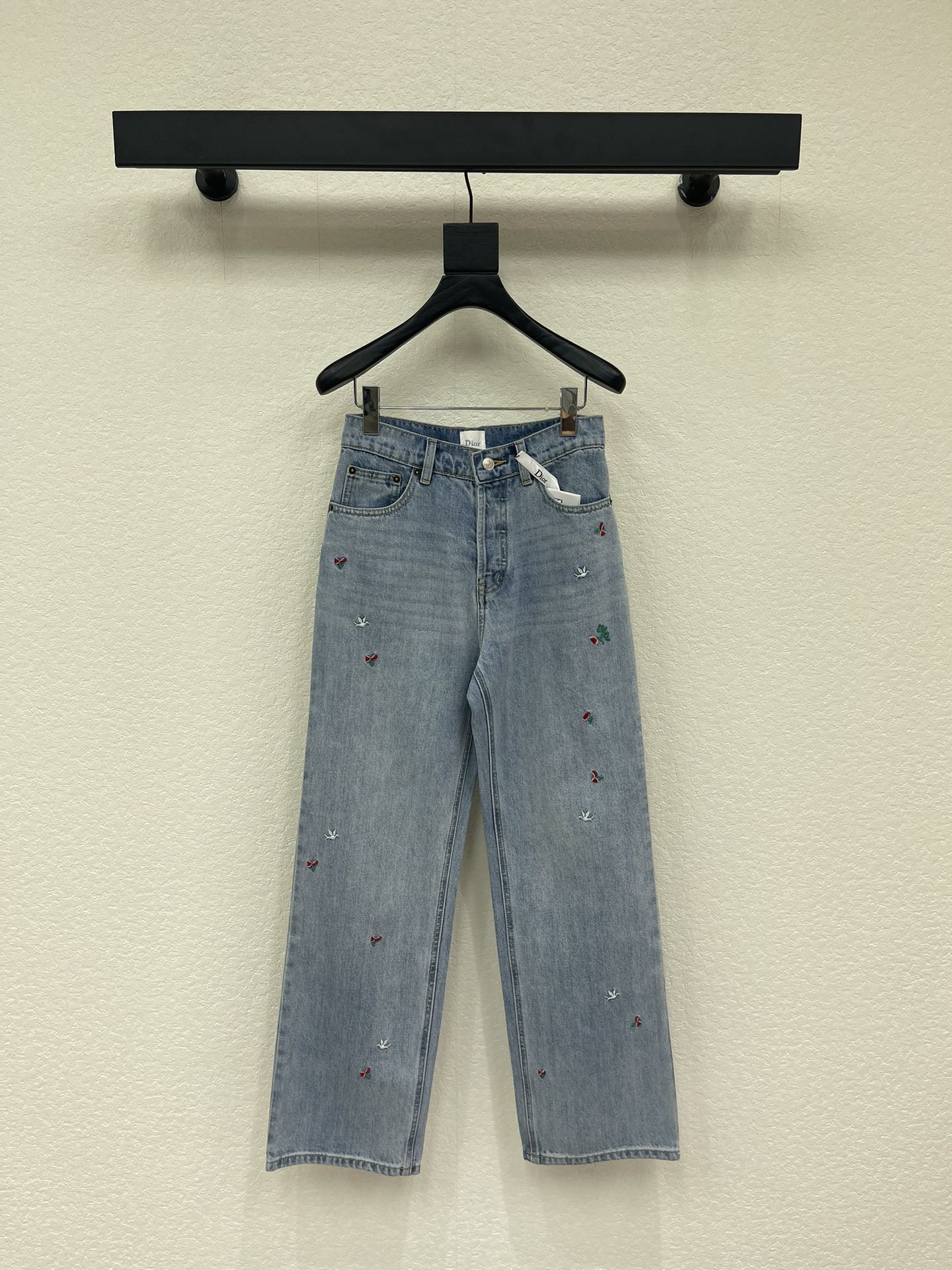 NO:753280,Dio*26 new spring limited edition denim trousers with four-leaf clover embroidery. The light blue stone wash tone matches the freshness of spring, and the green embroidery is full of vitality. The high-waisted gold tailoring fills the leg lengthwise and is also suitable for pear-shaped figures. High-end and soft  Very denim, not thick or stuffy, suitable for the temperature difference in spring, three-dimensional embroidery + branded hardware, details showing high-end texture, just needed for commuting and outing in spring, one piece unlocks the light luxury and relaxed style. SML,, dior, gold,19860909Dio*26新款春日限定四叶草刺绣牛仔长裤,浅蓝石洗调契合春日清新感,嫩绿刺绣缀入盎然生机.高腰黄金剪裁,纵向拉满腿部比例,梨形身材也适配.高支软挺牛仔布,不厚不闷适配春日温差,立体刺绣+品牌五金,细节彰显高端质感,春日通勤、踏青穿搭刚需,一条解锁轻奢松弛造型.SML,,dior,gold,,Women's clothing