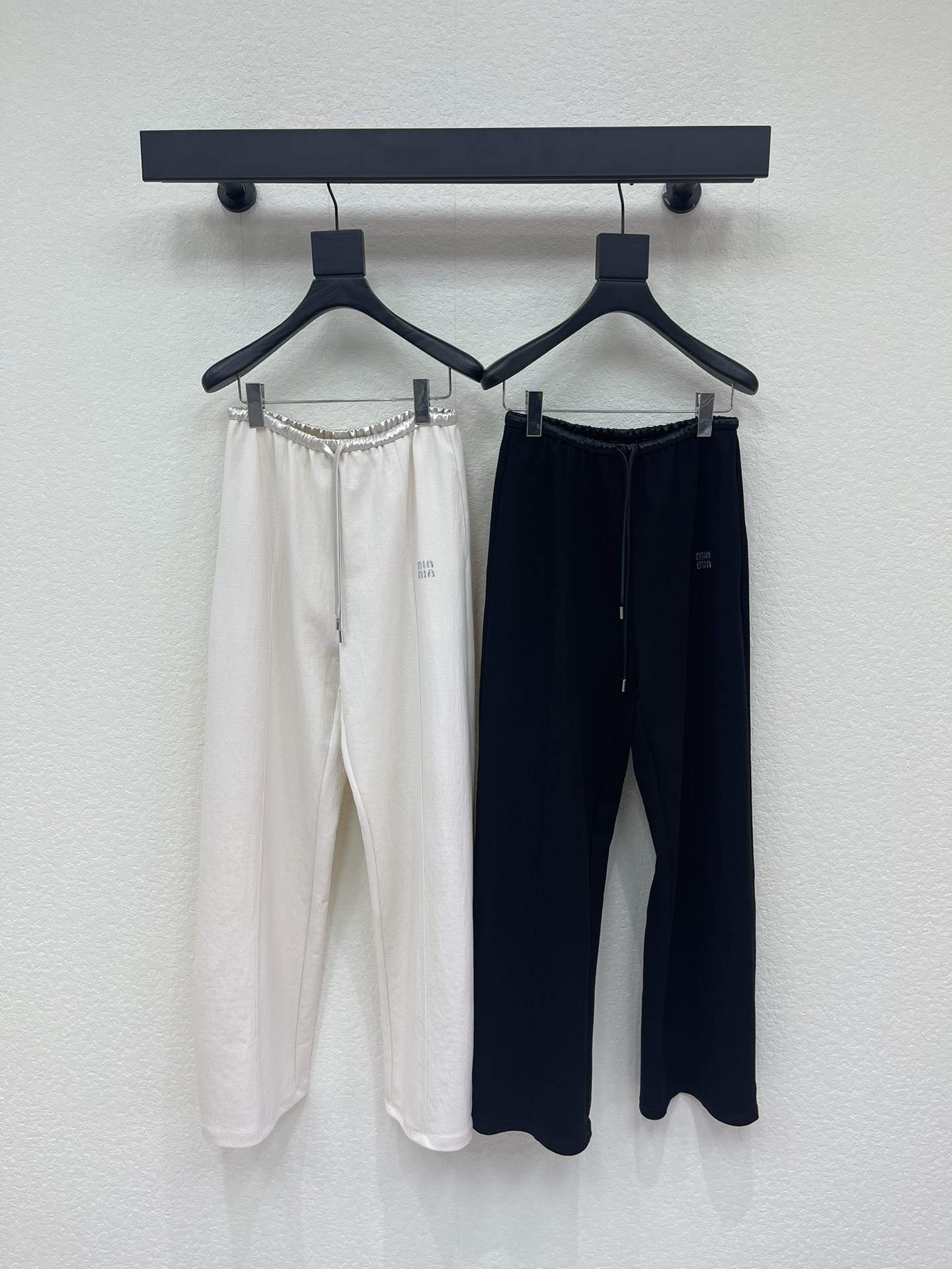 NO:753282,Miumi*26 new casual pants with diamond studs. Made of acetic acid material, smooth and anti-wrinkle, with high-end luster. Drawstring waistband + small letters on the side, simple and not monotonous. Wide-legged straight version, hiding the flesh and showing long legs, super friendly for pear-shaped/thick legs. It can be matched with white T/shirt, suitable for commuting and leisure, wearing it will make you feel 'effortlessly fashionable', gentle and powerful. It must have a place in your spring wardrobe!  SML,,miumiu,shirts,19860909Miumi*26新款字母钉钻休闲裤.醋酸材质,顺滑抗皱,自带高级光泽.抽绳腰头+侧边小字母,简约不单调.阔腿直筒版型,藏肉显腿长,对梨形/腿粗超友好.白T/衬衫都能搭配,通勤休闲两不误,穿上就是“毫不费力的时髦感”,温柔又有力量感.春天的衣柜里必须有它一席之地！SML,,miumiu,shirts,,Women's clothing