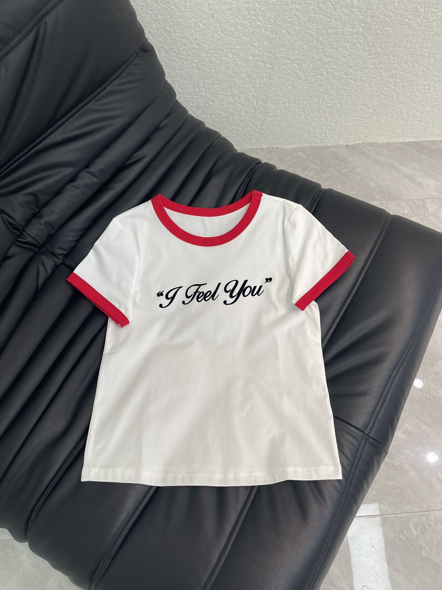 NO:753265,Acne Studio*26 new spring and summer red contrast-edged short-sleeved T-shirt, retro and energetic! 'I Feel You' floral letters on the front, full of French romantic atmosphere. The fabric is light and pleated, super comfortable to wear in spring and summer. The loose straight version is casual and refined. It can be easily matched with jeans or skirts. It is suitable for daily outings and dates. It can also look white for yellow-skinned sisters. SML,,acne  studios,dior,skirts,jeans,T-shirt,tees,t-shirt,19860909Acne Studio*26春夏新款红色撞色边短袖T恤,复古又元气!正面'I Feel You'花体字母,法式浪漫氛围感满满 .面料轻薄褶皱,春夏穿超舒适,宽松直筒版型,休闲又精致,牛仔裤或半裙都能轻松搭配,日常出街,约会都很适合,黄皮姐妹也能显白哦.SML,,acne studios,dior,skirts,jeans,T-shirt,tees，t-shirt,,Women's clothing