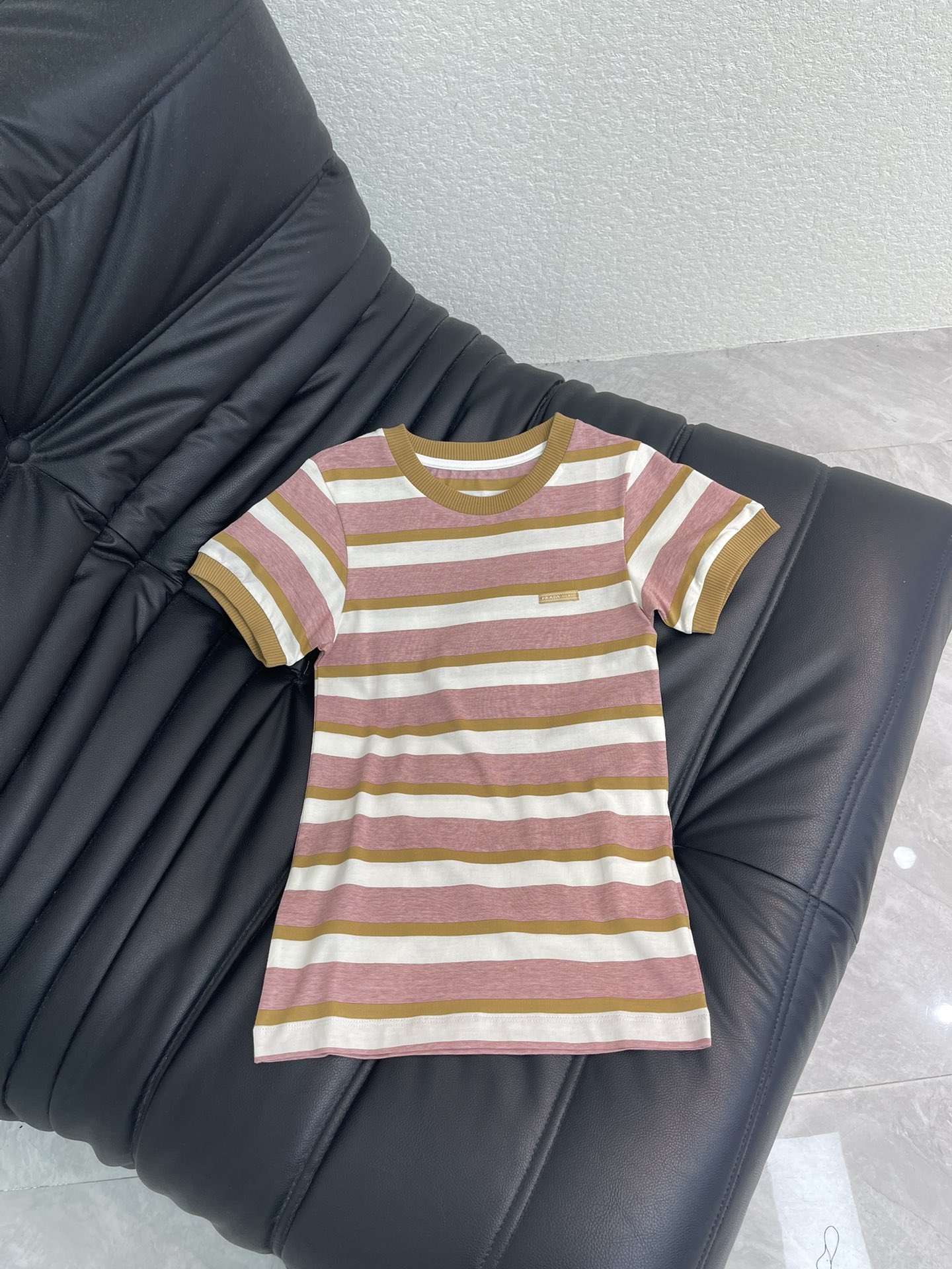 NO:753262,Prad*26 new spring and summer pink striped short-sleeved T-shirt, white base with pink and khaki stripes, fresh retro style is super eye-catching! High-elastic knitted fabric, soft and breathable, super comfortable and not sweaty in summer, round neck design modifies the neck line, full of details, brand woven logo on the chest low-key shows identity. It can be easily managed for daily commuting and leisure, paired with jeans or skirts, a dynamic look is easy to get, a must-have and versatile item for summer wardrobe. SML  A,,prada,skirts,jeans,T-shirt,tees,t-shirt,19860909Prad*26春夏新款粉色条纹短袖T恤,白色底配粉色和卡其色条纹,清新复古风格超吸睛!高弹针织面料,柔软透气,夏天穿超舒服不闷汗,圆领设计修饰颈部线条,细节满分,胸前品牌织标低调彰显身份.日常通勤,休闲都能轻松驾驭,搭配牛仔裤或半裙,活力造型轻松get,夏季衣橱必备百搭单品.SML A,,prada,skirts,jeans,T-shirt,tees，t-shirt,,Women's clothing