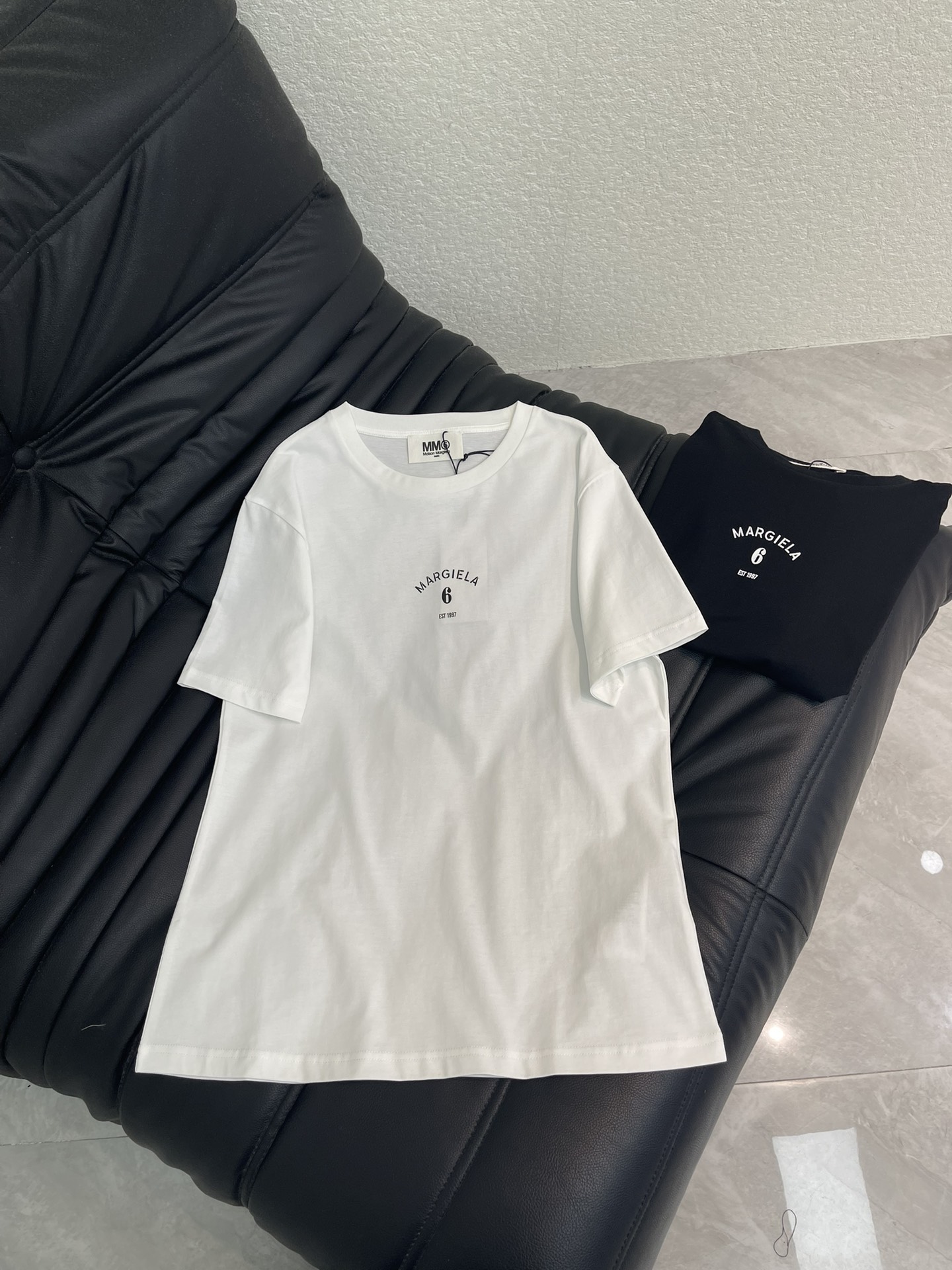 NO:753692,MM6*26 new spring and summer round neck short-sleeved T-shirt, with the words 'MARGIELA6EST1987' on the chest, pure cotton material, soft and breathable, super comfortable to wear in summer! Loose fit, strong tolerance, it is OK to match with jeans or shorts, easy to get lazy and casual. MM6 is MaisonMargiela's secondary line, focusing on youthful and experimental design. This T-shirt is suitable for daily wear or street style, comfortable and personalized, two colors SML  A,,masion margiela,shorts,jeans,T-shirt,tees,t-shirt,19860909MM6*26春夏新品圆领短袖T恤,胸前“MARGIELA6EST1987”字样,纯棉材质,柔软透气,夏天穿超舒服!宽松版型,包容性强,随便搭配牛仔裤,短裤都很OK,轻松get慵懒随性 MM6作为MaisonMargiela副线,主打年轻化和实验性设计,这件T恤日常穿搭或街头风都很适合,舒适又有个性,两个色SML A,,masion margiela,shorts,jeans,T-shirt,tees，t-shirt,,Women's clothing