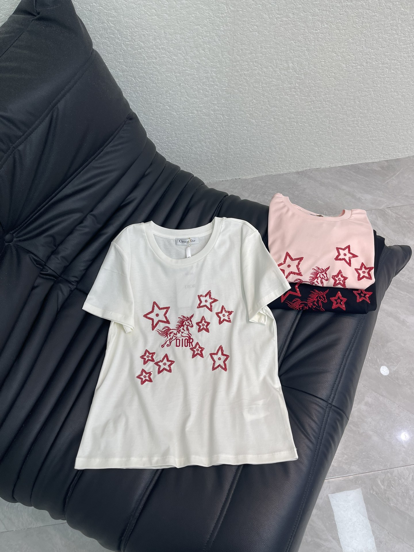 NO:753268,Dio*26 new spring and summer five-pointed pony beaded embroidery heavy-duty short-sleeved T-shirt Mercerized cotton fabric High-density fashionable sports style Every daily wear Playful and age-reducing design elements full of vitality High quality Size SML AA, dior, T-shirt, tees, t-shirt,19860909Dio*26春夏新款五角星小马珠片刺绣重工短袖T恤 丝光棉面料 高密度时髦运动风 每个日常的穿搭 俏皮减龄充满元气的设计元素 高品质 尺码SML AA,,dior,T-shirt,tees，t-shirt,,Women's clothing