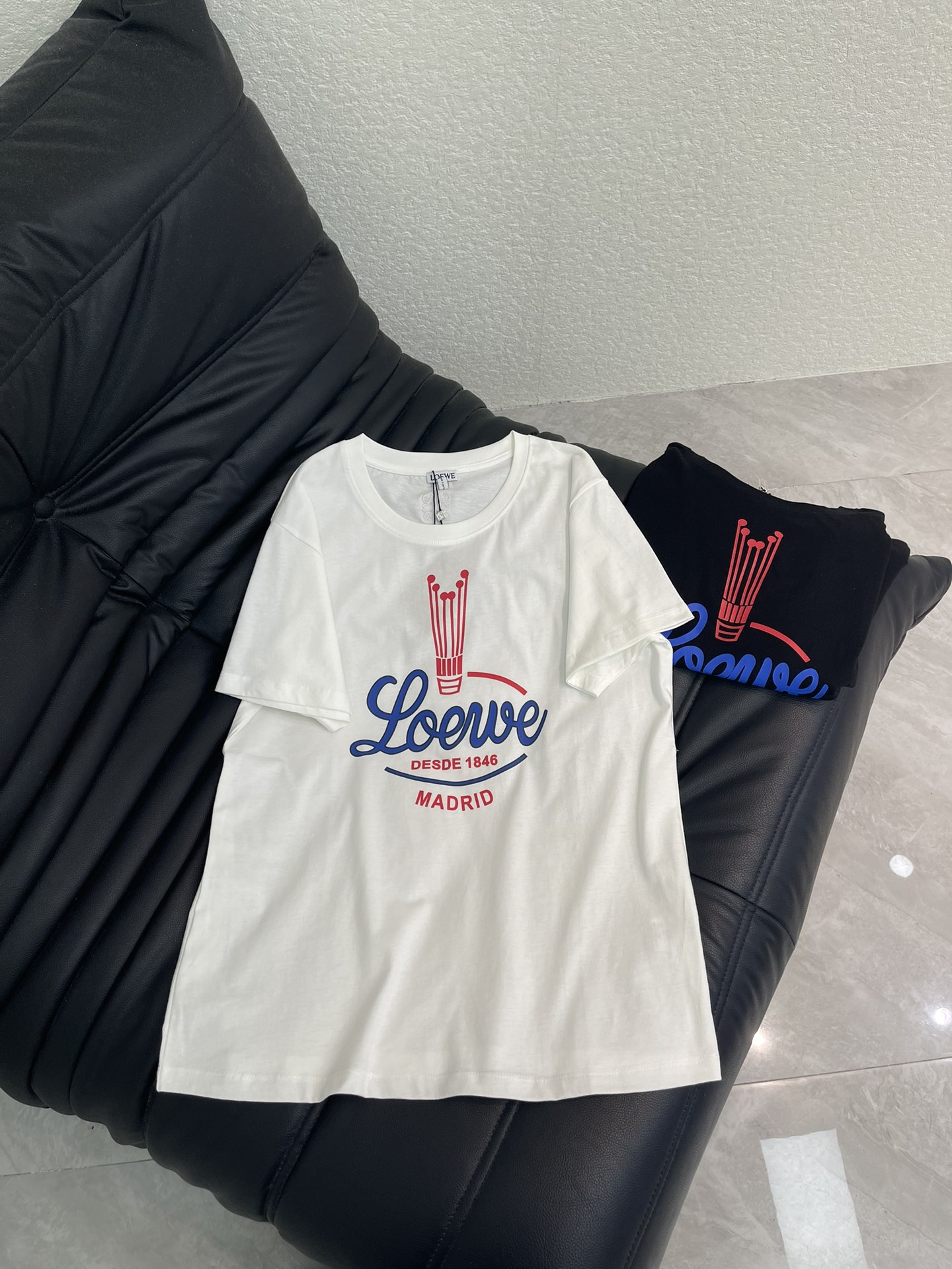 NO:753260,Loew*26 new spring and summer new round neck printed short-sleeved T-shirt!  Customized imported twill cotton material, high quality, comfortable and breathable. Iconic letter print pattern embellishment on the chest highlights the brand tone. Development of surface accessories. Regular round neck short-sleeved T-shirt tailoring. Casual and relaxed for daily commuting. It is fashionable to wear alone!  SML,,loewe,T-shirt,tees,t-shirt,19860909Loew*26春夏新款同步 圆领印花短袖短袖T恤！定制进口斜纹棉材质 质感上乘 舒适透气 胸前标志性字母印花图案点缀装饰 彰显品牌调性 面辅料开发 常规圆领短袖T恤剪裁 日常通勤休闲松弛 单穿内搭出彩时髦！SML,,loewe,T-shirt,tees，t-shirt,,Women's clothing