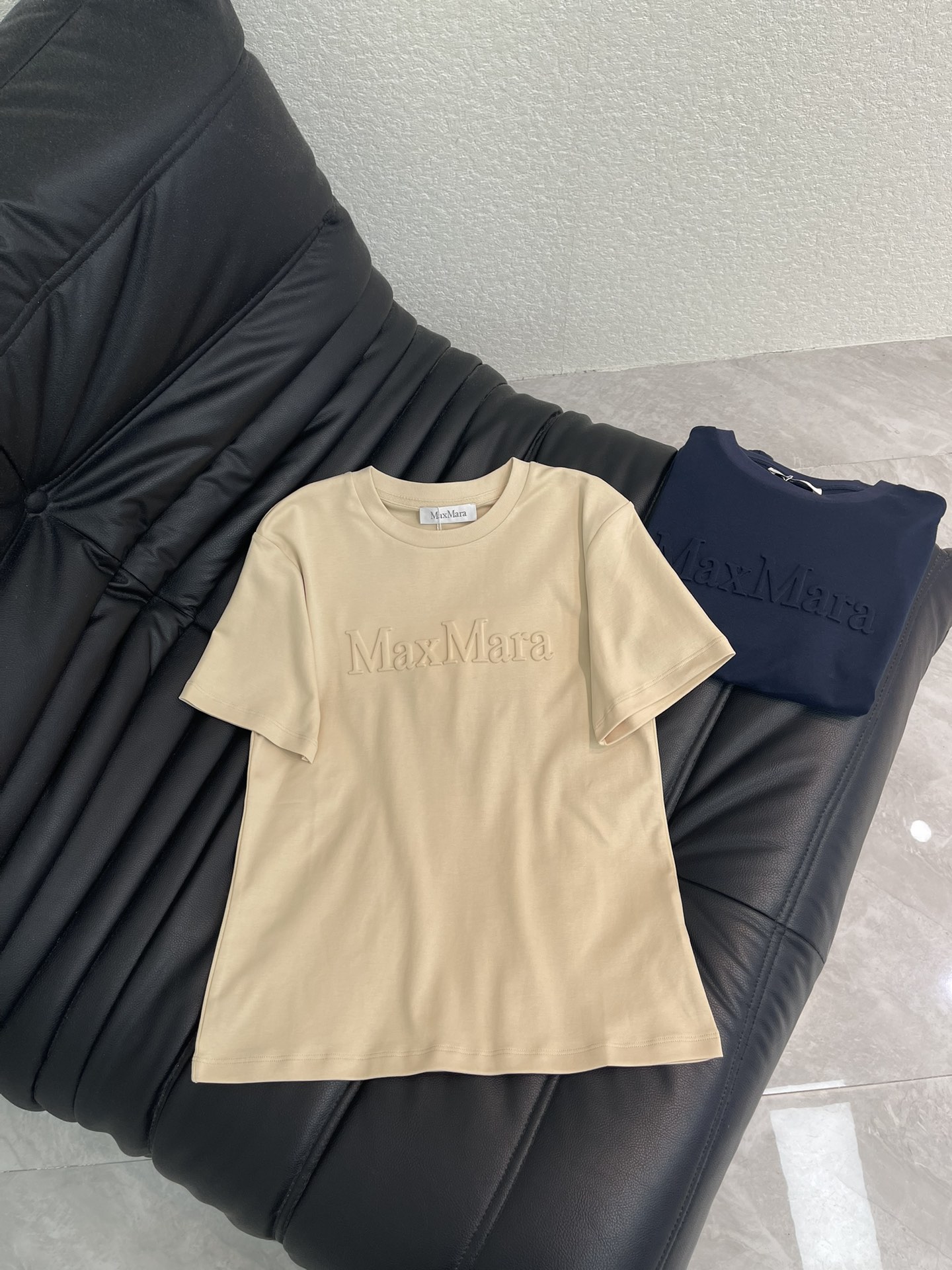 NO:753271,Max*26 new spring and summer short-sleeved T-shirt with convex three-dimensional letters. Mercerized cotton fabric. High-density fashionable sports style. Every daily wear. Playful and age-reducing design elements full of vitality. High quality. Size SML A,, T-shirt, tees, t-shirt,19860909Max*26春夏新款凹凸立体字母短袖T恤 丝光棉面料 高密度时髦运动风 每个日常的穿搭 俏皮减龄充满元气的设计元素 高品质 尺码SML A,,T-shirt,tees，t-shirt,,Women's clothing