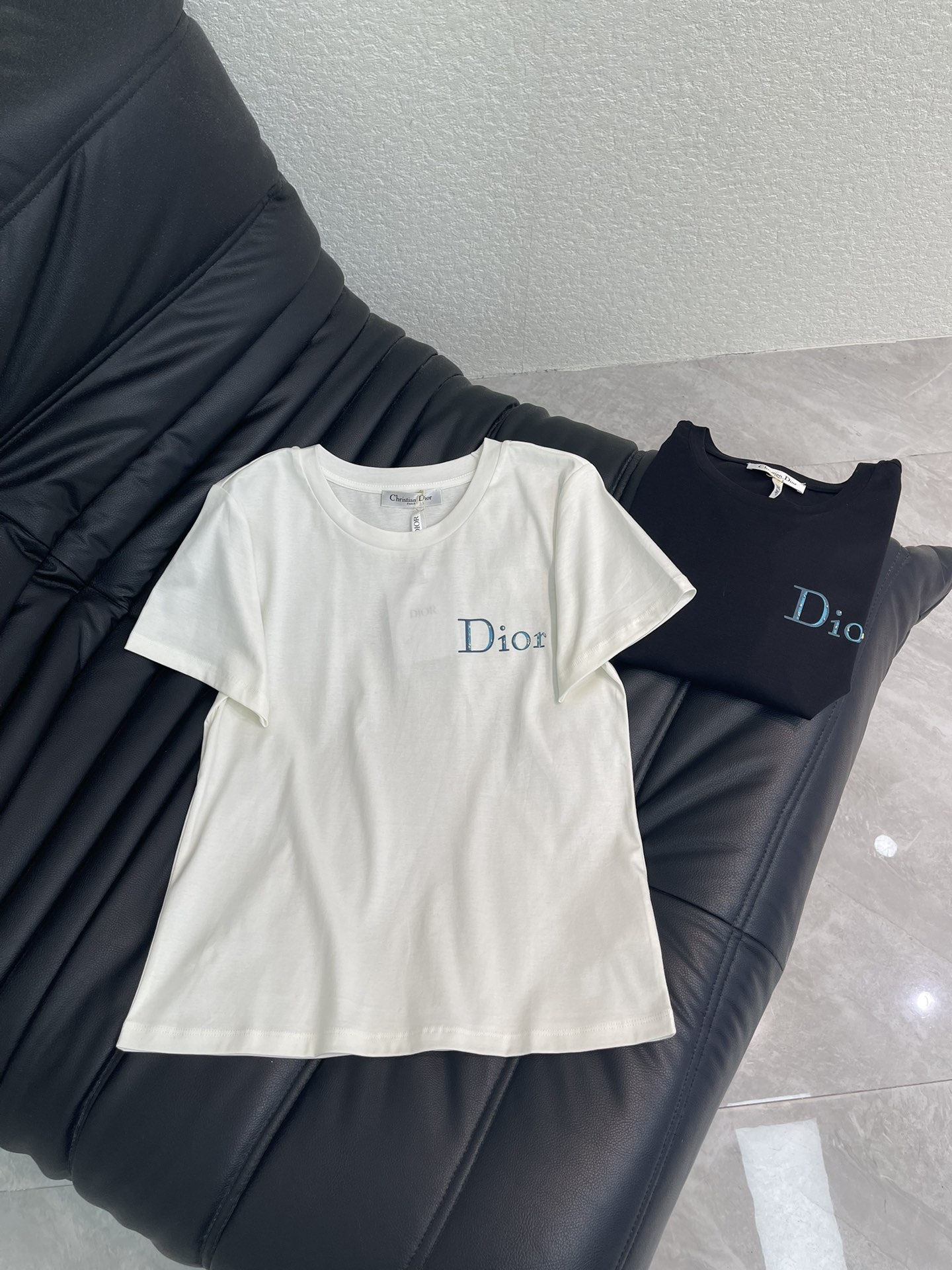 NO:753274,Dio*26 new spring and summer printed letter hand-beaded heavy-duty short-sleeved T-shirt Mercerized cotton fabric High-density fashionable sports style Every daily wear Playful and age-reducing design elements full of vitality High quality Size SML A,, dior, T-shirt, tees, t-shirt,19860909Dio*26春夏新款印花字母手工串珠重工短袖T恤 丝光棉面料 高密度时髦运动风 每个日常的穿搭 俏皮减龄充满元气的设计元素 高品质 尺码SML A,,dior,T-shirt,tees，t-shirt,,Women's clothing