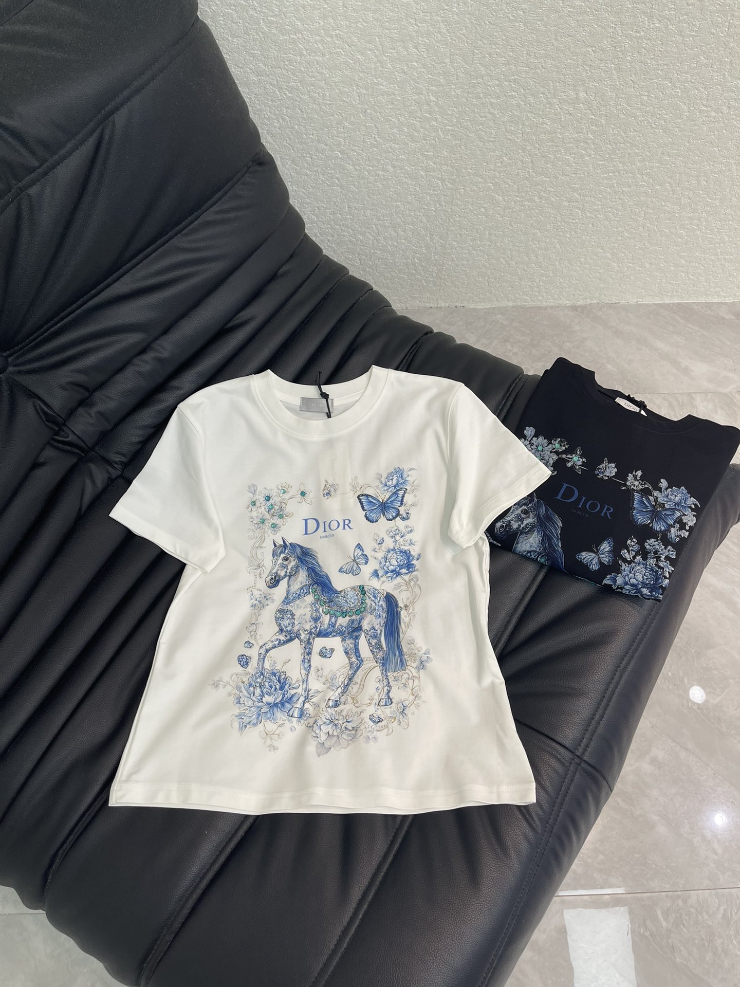 NO:753277,Dio*26 new spring and summer digital print pony flower short-sleeved T-shirt Mercerized cotton fabric High-density fashionable sports style Every daily wear Playful and age-reducing design elements full of vitality High quality Size S-XXL A,, dior, T-shirt, tees, t-shirt,19860909Dio*26春夏新款数码印花小马花卉短袖T恤 丝光棉面料 高密度时髦运动风 每个日常的穿搭 俏皮减龄充满元气的设计元素 高品质 尺码S-XXL A,,dior,T-shirt,tees，t-shirt,,Women's clothing