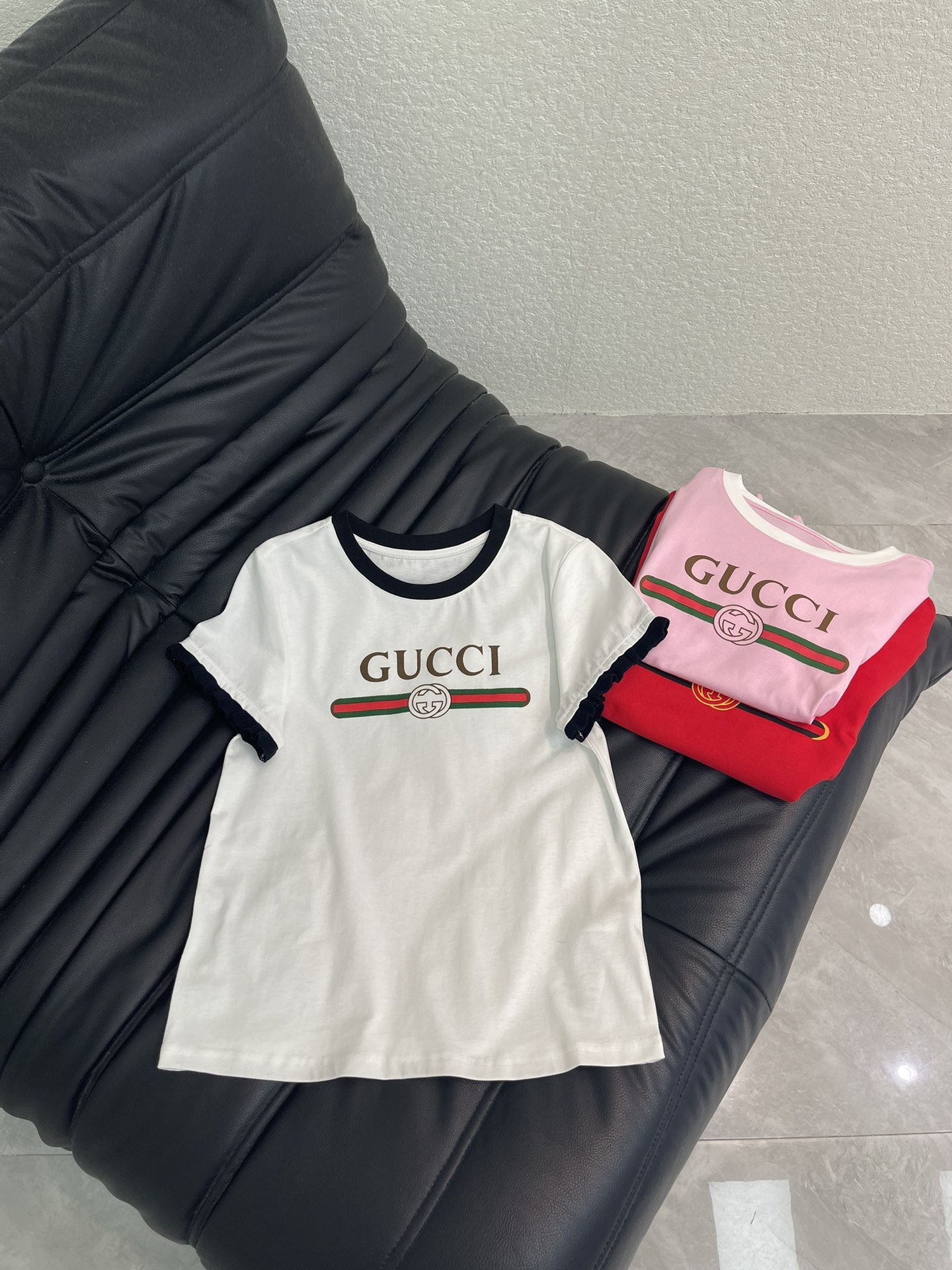 NO:753285,Gucc*26 new spring and summer new ruffle printed round neck short-sleeved T-shirt, red and green webbing on the chest + double G Logo, full of retro feel! The ruffle design on the cuffs is super playful, and the black contrasting collar is more layered. The cotton fabric is soft and comfortable, super refreshing to wear in summer~ Whether it is paired with a denim skirt or sports pants, you can easily switch between sweet girl or cool style, suitable for daily outings and dates. SML  A,,gucci,skirts,T-shirt,tees,t-shirt,19860909Gucc*26春夏新款荷叶边印花圆领短袖T恤,胸前红绿织带+双G Logo,复古感满满!袖口荷叶边设计超俏皮,黑色撞色领口更显层次.棉质面料柔软舒适,夏天穿超清爽~无论搭牛仔裙还是运动裤,都能轻松切换甜妹or酷飒风,日常出街,约会都很适合.SML A,,gucci,skirts,T-shirt,tees，t-shirt,,Women's clothing