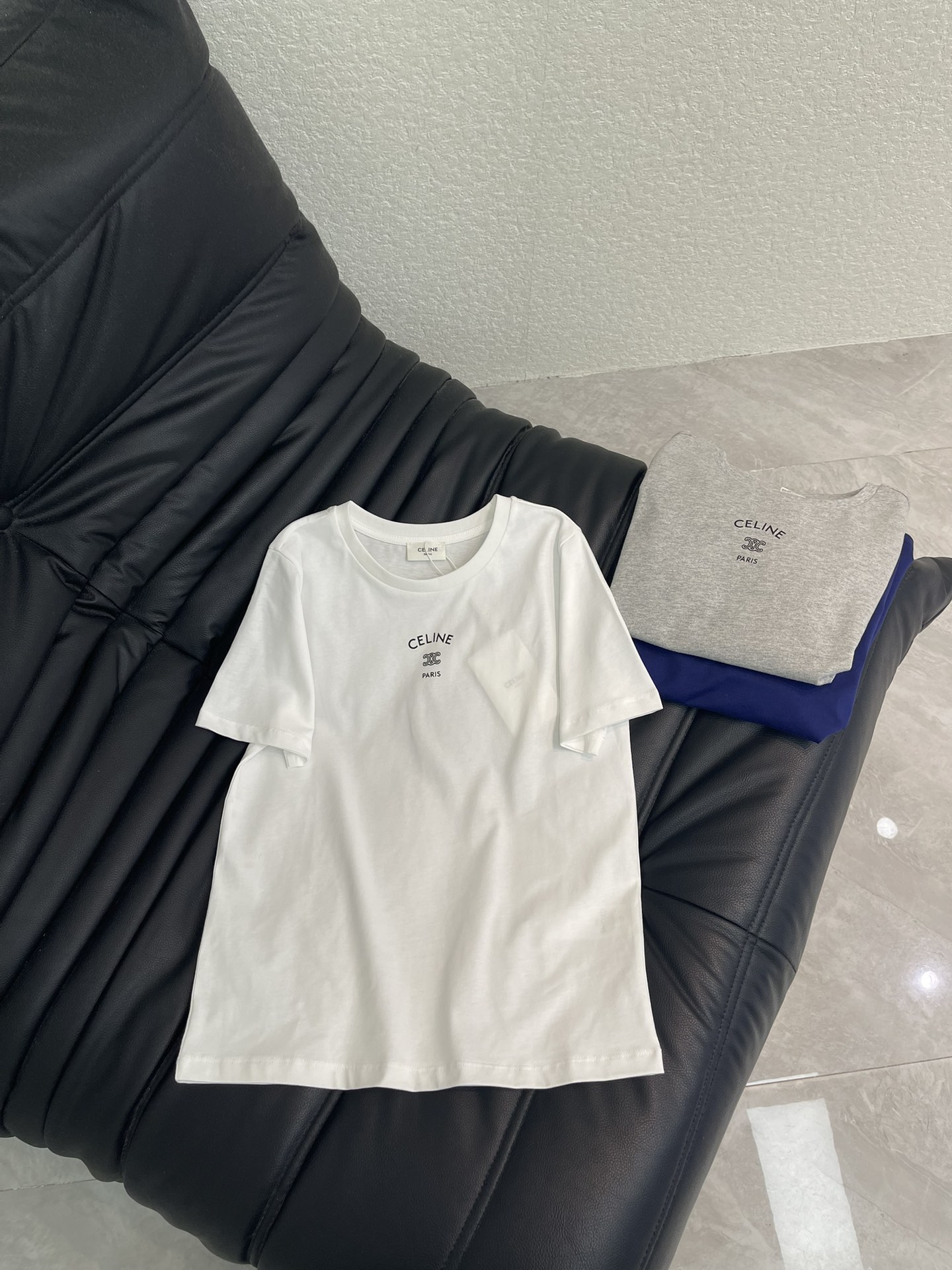 NO:753259,CELIN*26 new spring and summer printed round neck short-sleeved T-shirt. Made of pure cotton, soft and comfortable, suitable for spring and summer wear. The Arc de Triomphe logo on the chest is low-key and recognizable, and the simple design is super versatile. The loose fit can be easily controlled by both men and women. It is OK to wear alone or inside. It is fresh and natural, and can easily be worn in Korean style or minimalist style. It is a basic wardrobe item, dark blue, gray and white, three colors, SML,, celine, T-shirt, tees, t-shirt,19860909CELIN*26春夏新款印花圆领短袖T恤.采用纯棉材质,柔软舒适,适合春夏穿着.胸前凯旋门 Logo低调有辨识度,简约设计超百搭,宽松版型男女都能轻松驾驭,单穿或内搭都很OK,清新自然,轻松打造韩系或极简风穿搭,是衣橱必备基础单品,深蓝 灰 白三个色 ,SML,,celine,T-shirt,tees，t-shirt,,Women's clothing