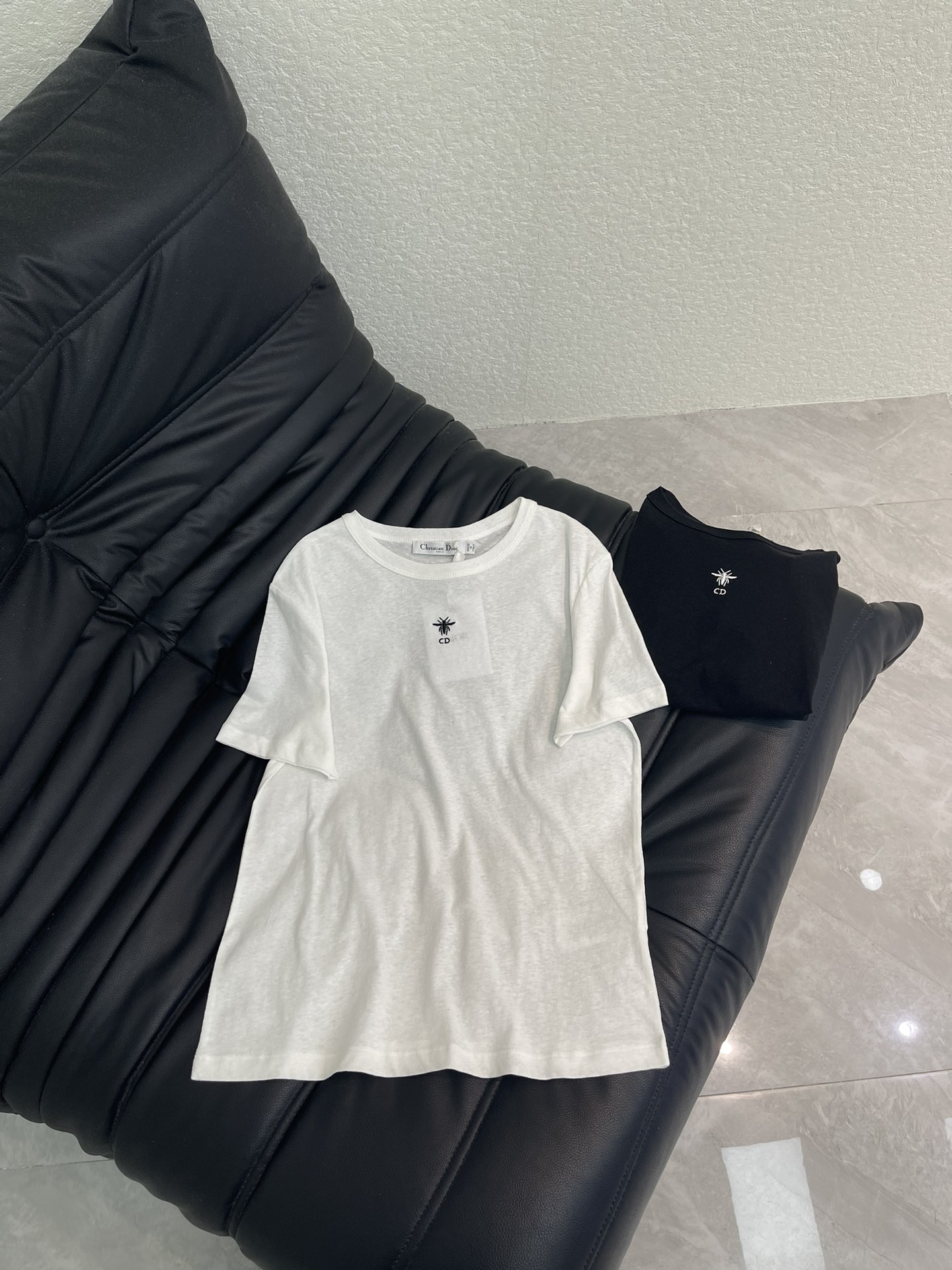 NO:753690,Dio*26 new spring and summer CD bee embroidered short-sleeved T-shirt. Exquisite regular version, the upper body is slimming!  Customized bee embroidery craftsmanship, low-key luxury!  Fashionable must-have items to unlock all outfits!  Look for our quality!  The classic items are fashionable and high-end, and the classic styles are versatile and easy to match!  SML,,dior,T-shirt,tees,t-shirt,19860909Dio*26春夏新品CD蜜蜂刺绣短袖T恤 精致常规版型上身巨显瘦！ 定制蜜蜂刺绣工艺 低调奢华！ 时髦精必备单品解锁所有穿搭！ 认准我家品质！经典单品时髦又高级 经典版型百搭不挑人！ SML,,dior,T-shirt,tees，t-shirt,,Women's clothing