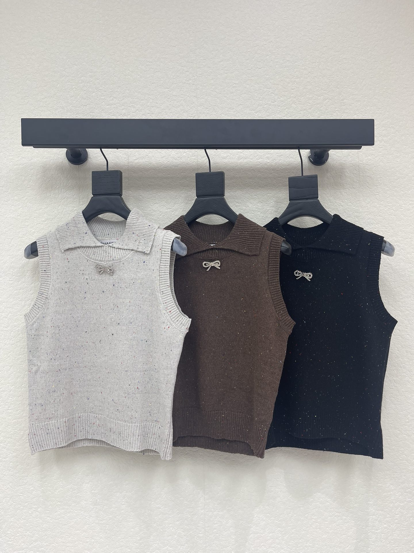 NO:753684,CHANE*26 early spring new style lapel colorful dot knitted vest!  Customized wool yarn weaving, high-end and comfortable texture, lapel knitted vest vest cut, all-over colorful dotted woven threads, and the iconic double C bow logo pattern on the chest, highlighting the brand personality, highlighting the high-end look, allowing simple styles to be worn with personality, the regular version shows a relaxed tone, light luxury and fashionable temperament, can be worn alone or layered, the first choice for fashionable wear in all seasons!  SML,,chanel,19860909CHANE*26早春新款翻领彩点针织马甲背心！定制羊毛纱线织造,质感高级舒适,翻领针织马甲背心剪裁, 通体彩色点状织线,胸前装点标志性双C蝴蝶结徽标图案,彰显品牌个性,凸显穿搭高级感,让简单款式穿出个性,常规版型尽显松弛调性,轻奢时髦气质,单穿叠穿均可,四季时尚穿搭首选！SML,,chanel,,Women's clothing