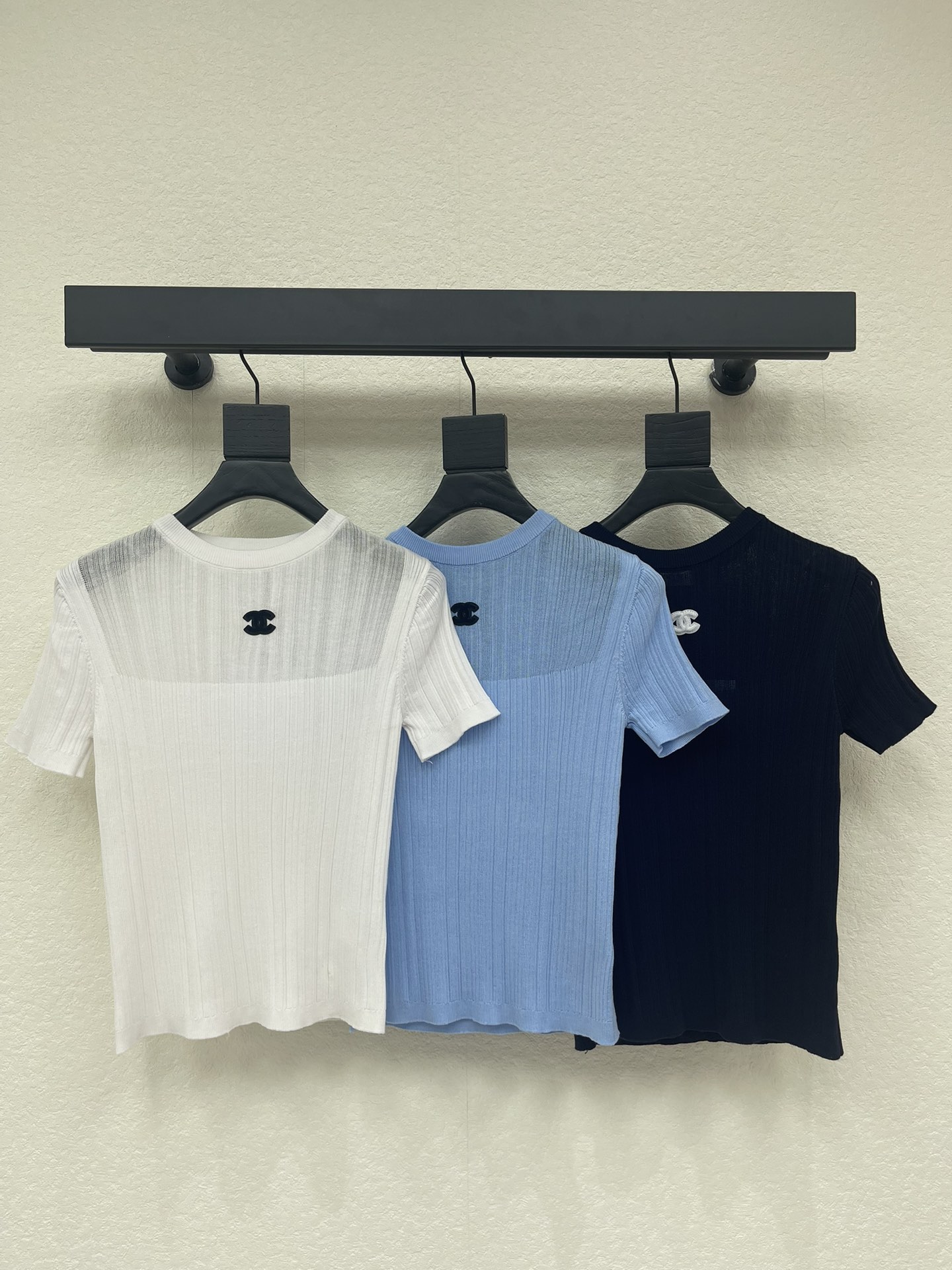 NO:753686,CHANE*26 new early spring round neck knitted short sleeves!  Made of custom imported silk wool knitted material, light and breathable, soft and comfortable, round neck knitted short-sleeved cut, vertical pit strips crochet texture used throughout the chest, iconic implants of double C letters and micro-label contrasting decoration, slightly see-through, highlighting the high-end look of the outfit!  SML,,chanel,T-shirt,19860909CHANE*26早春新款圆领针织短袖！定制进口丝毛针织材质织造 轻薄透气 柔软舒适 圆领针织短袖剪裁 通体利用竖坑条钩针肌理胸前标志性植入双C字母微标撞色装饰 略显微透 凸显穿搭高级感！SML,,chanel,T-shirt,,Women's clothing