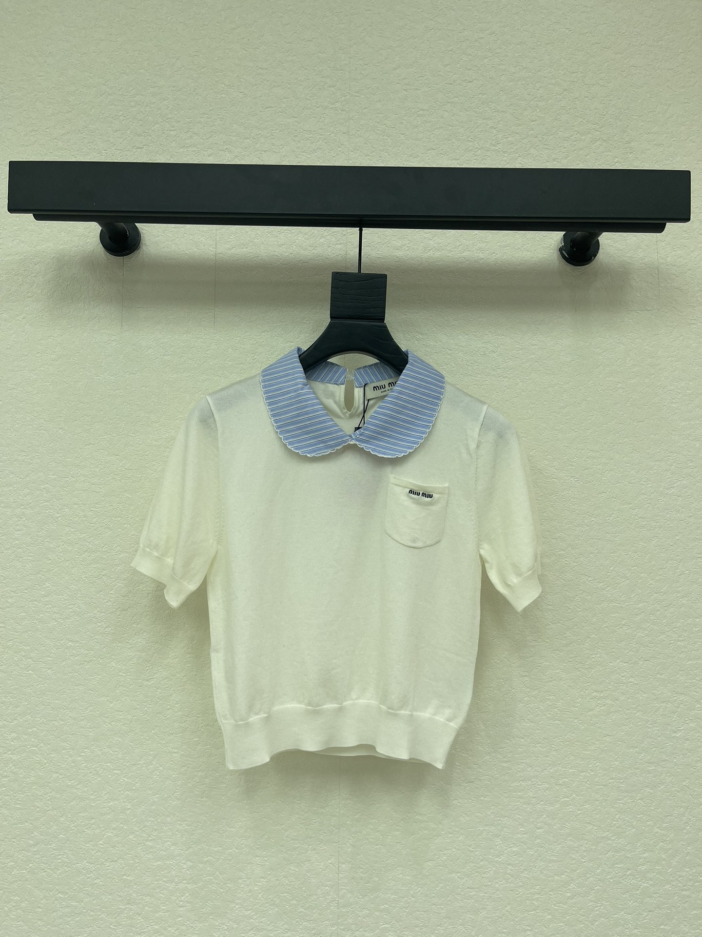 NO:753688,MiuMi*26 early spring new style doll collar striped stitching knitted short sleeves!  Customized imported knitted material yarn weaving, stretchy and comfortable, full of texture. The lapel polo short-sleeved top is cut to give a casual and lazy style. The large body is plain to create a layered and staggered effect of two fakes. It adds a high-end and casual feel to the outfit. It is fashionable when worn alone. The jacquard letter logo on the chest pocket highlights the brand style and is fashionable to reduce age!  SML,,miumiu,T-shirt,19860909MiuMi*26早春新款娃娃领条纹拼接针织短袖！定制进口针织材质纱线织造 弹力舒适 质感十足 翻领polo短袖上衣裁剪 上身呈现休闲慵懒的穿搭格调 大身素色 打造假两家叠穿交错效果 增加穿搭美高休闲感 单穿内搭都出彩时髦 胸前口袋提花字母徽标 凸显品牌格调 时髦减龄！SML,,miumiu,T-shirt,,Women's clothing