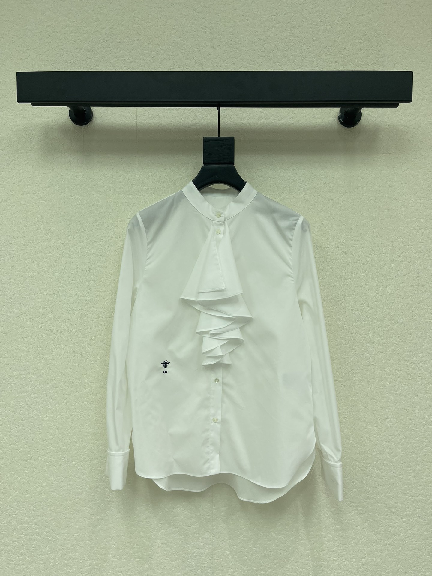 NO:753683,Dio*26 new style new elegant and romantic ruffle lace shirt, ruffle lace design on the chest, elegant and romantic, exquisite to the classic CD bee embroidery decoration, this shirt can be paired with a suit jacket, lining the ruffle lace outside to add a sense of hierarchy and luxury, you can get its charm and style SML A,, dior, jackets & coats, shirts, business suit,19860909Dio*26新款上新优雅浪漫荷叶花边衬衫,胸前荷叶花边设计,优雅浪漫,精美到J致经典CD小蜜蜂刺绣装饰,这款衬衣可以搭配西装外套,把荷叶花边衬在外边 增添层次高级感,能get到它魅力和风格SML A,,dior,jackets & coats,shirts,business suit,,Women's clothing