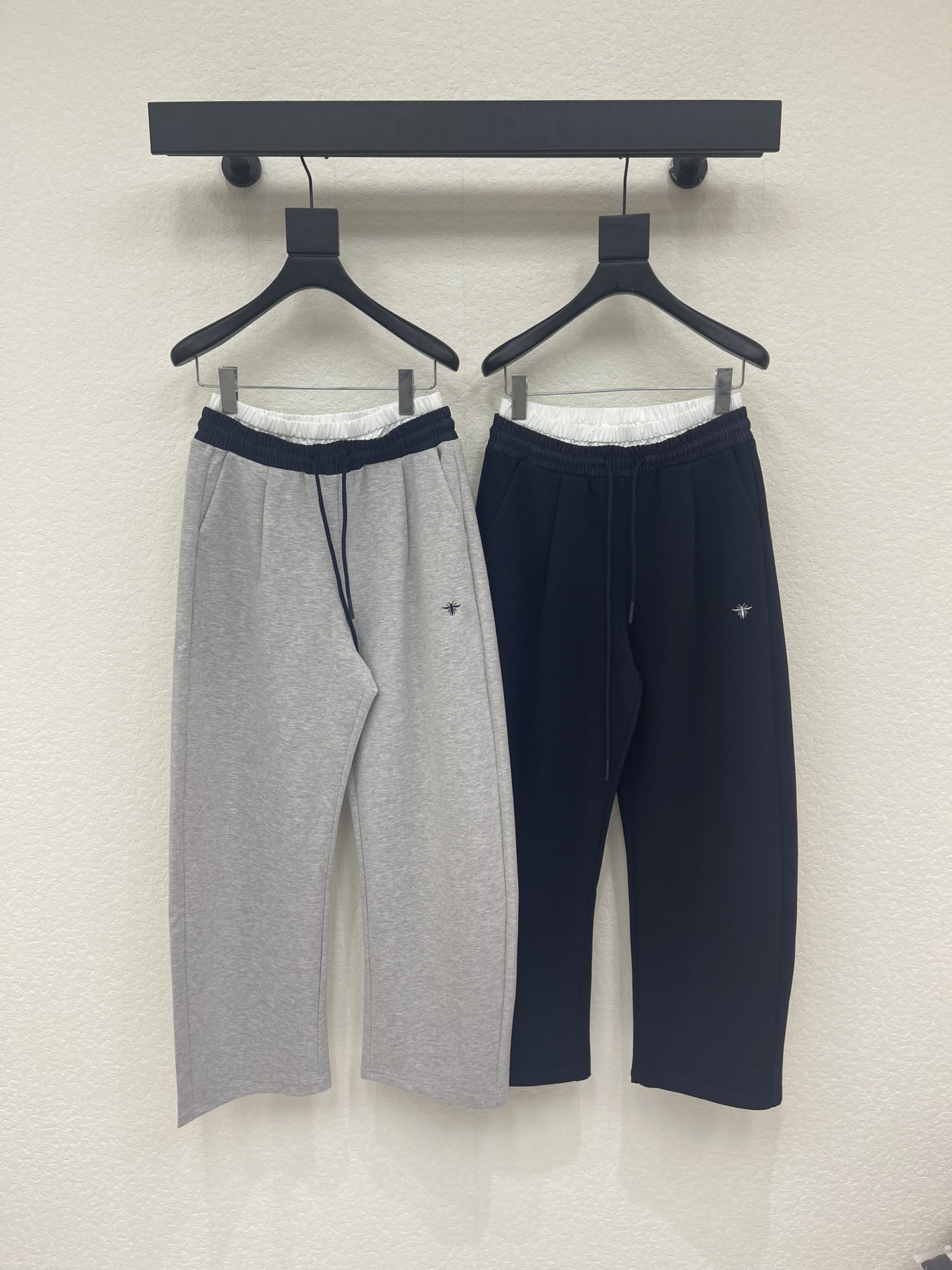 NO:758946,Dio*26 new CD Little Bee Goddess casual sweatpants. Elastic drawstring design, fresh colors, skin-friendly fabrics and personalized designs, exclusive brand accessories decoration, make you the most unique existence. Whether it is the trend front or daily leisure, it can make your matching full of innovation. Create your exclusive style and show your personality. SML,, dior,19860909Dio*26新款CD小蜜蜂女神同款休闲卫裤.松紧抽绳设计,清新的色系 亲肤的面料与个性的设计相结合,专属品牌配件装饰,让你成为最独特的存在.无论是潮流前线还是日常休闲,它都能让您的搭配充满新意.打造你的专属风格,尽情展现个性.SML,,dior,,Women's clothing