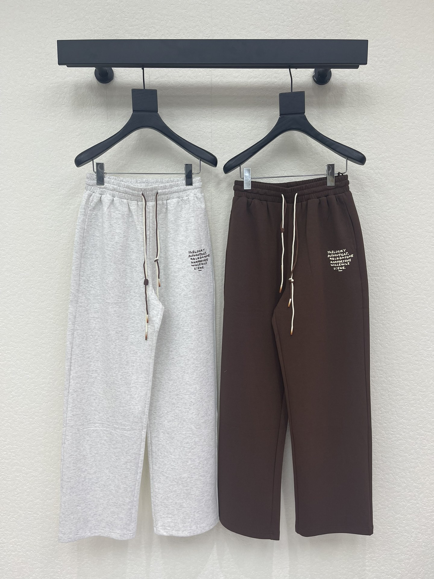 NO:758939,Loew*26 new goddess-style casual sweatpants. Elastic drawstring design, fresh colors, skin-friendly fabrics and personalized designs are combined, and exclusive brand accessories are decorated to make you the most unique existence. Whether it is the trend front or daily leisure, it can make your matching full of innovation. Create your exclusive style and show your personality. SML,, loewe,19860909Loew*26新款女神同款休闲卫裤.松紧抽绳设计,清新的色系 亲肤的面料与个性的设计相结合,专属品牌配件装饰,让你成为最独特的存在.无论是潮流前线还是日常休闲,它都能让您的搭配充满新意.打造你的专属风格,尽情展现个性.SML,,loewe,,Women's clothing