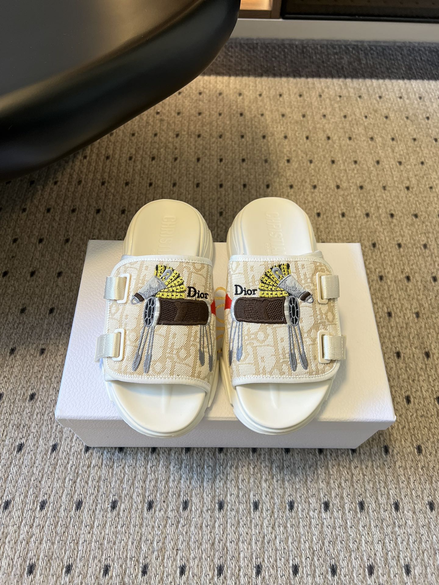 NO:759760,Top version Dior 26ss early spring new thick-soled presbyopic embroidered sandals. Step on the street trend at your feet. This pair of presbyopic embroidered sandals are so fashionable!  Classic old flower jacquard fabric + interesting embroidery decoration, retro and eye-catching. The adjustable buckle design adapts to various foot types. The thick sole increases the height and lengthens the legs. It is available in four colors of white/off-white/black/grey. It can be held from the skatepark to the cafe. Every step has a casual cool feeling, making it an eye-catching artifact on the summer streets.  Presbyopia weave rhyme, embroidery is fun, thick sole design, unlocks cool summer aesthetics, four colors to choose from, contracting your street style all summer, adjustable buckle, comfort and appearance coexist, every step is the trend of walking. Electrically embroidered upper, mesh lining, original molded outsole, size 35-41 (customized sizes 40 and 41 are not returnable), heel height 4.5cm, slippers, dior, slippers19860909顶级版本 Dior 26ss早春新款厚底老花刺绣凉拖 把街头潮流踩在脚下,这双老花刺绣凉拖太懂时髦精了！经典老花提花面料+趣味刺绣装饰,复古又吸睛.可调节搭扣设计,适配各种脚型,厚底增高还显腿长,白/米白/黑/灰四色可选,从滑板场到咖啡馆都能hold住.每一步都带着随性酷感,是夏日街头的吸睛神器. 老花织韵,刺绣生趣,厚底增高设计,解锁夏日潮酷美学,四色可选,承包你整个夏天的街头感,可调节搭扣,舒适与颜值并存,每一步,都是行走的潮流. 鞋面电绣面 内里网布 大底原版开模大底 size35-41码（40、41码定制不退换） 跟高4.5cm,拖鞋,dior,slippers,Women's Shoes