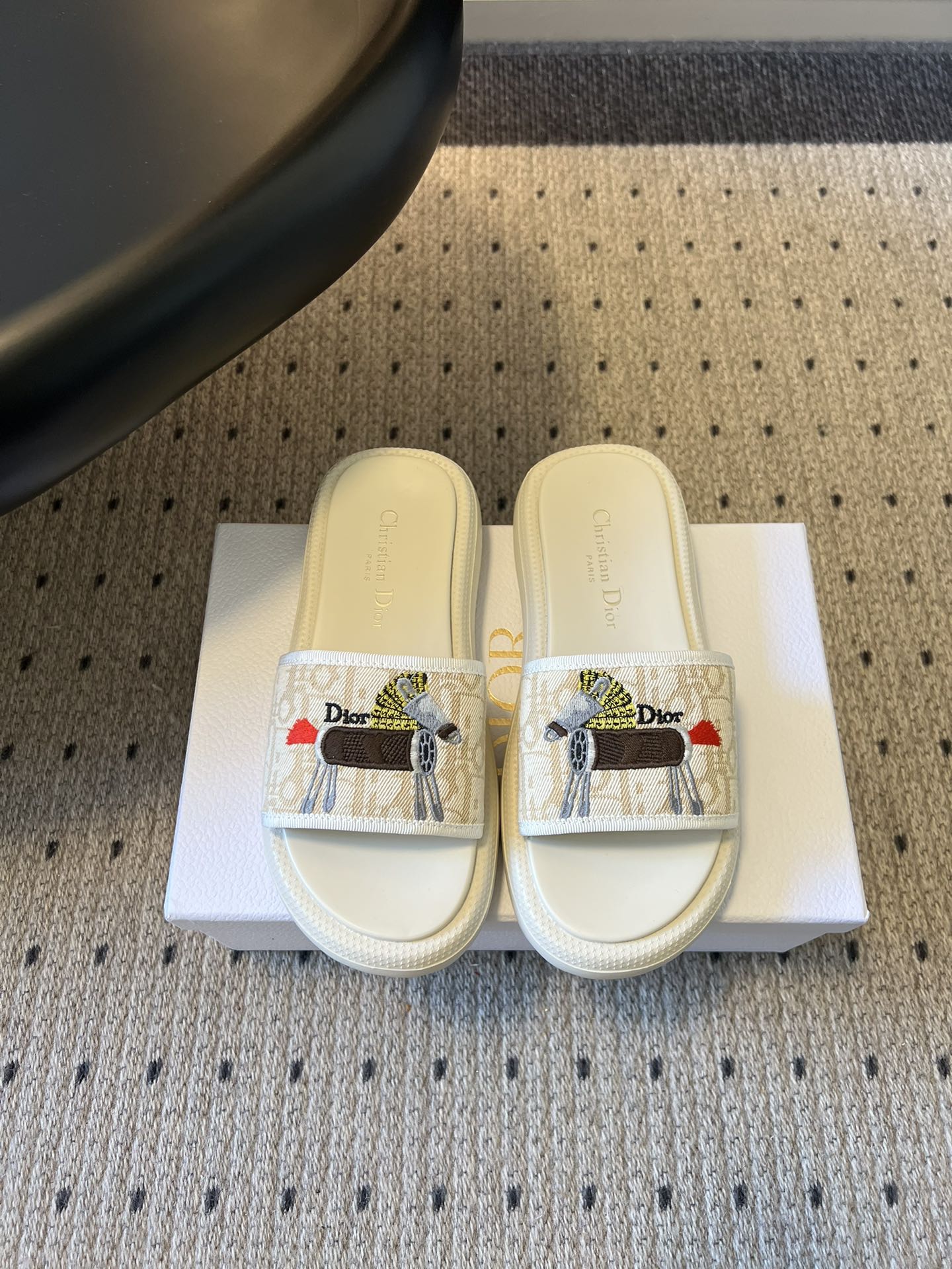 NO:759029,Top quality Dio*26ss early spring new classic presbyopic embroidered slippers. The universal formula for lazy summer wear, just rely on this pair of sandals!  Minimalist one-line strap + presbyopic texture, low-key but recognizable, with embroidery embellishments to brighten up the details. The soft-soled insole is breathable and not stuffy, and will not tire your feet after long-term wear. It does not wear your feet at all. Black is cool, white is refreshing, and gray is high-end, allowing you to be casual all summer. Pair it with shorts and you will be a street trend, and with a dress, you will be a vacation blogger, and you will have a sense of effortless fashion.  Soft and thick soles, comfort and appearance coexist, and every step brings a sense of high-end walking. It looks good with skirts or pants. It is fashionable to wear casually when going out in summer. If you want a sense of light luxury with your own accent, this pair is the way to go!  Electrically embroidered upper, mesh lining, original molded outsole, size 35-41 (customized sizes 40 and 41 are not returnable), heel height 3cm, slippers, dior, slippers, skirts, shorts19860909顶级品质 Dio*26ss早春新款经典老花刺绣拖鞋 夏日懒人穿搭的万能公式,就靠这双凉拖！极简一字带+老花纹理,低调却有辨识度,刺绣点缀点亮细节.软底鞋垫透气不闷脚,久穿不累脚,完全不磨脚.黑色酷飒、白色清爽、灰色高级,承包你整个夏天的随性.配短裤是街头潮人,配连衣裙是度假博主,不费力的时髦感拉满. 软底厚底,舒适与颜值并存,每一步,都是行走的高级感.配裙子、配裤子都好看,夏天出门随便搭都时髦,想要自带腔调的轻奢感,这双直接冲！ 鞋面电绣面 内里网布 大底原版开模大底 size35-41码（40、41码定制不退换） 跟高3cm,拖鞋,dior,slippers,skirts,shorts,Women's Shoes