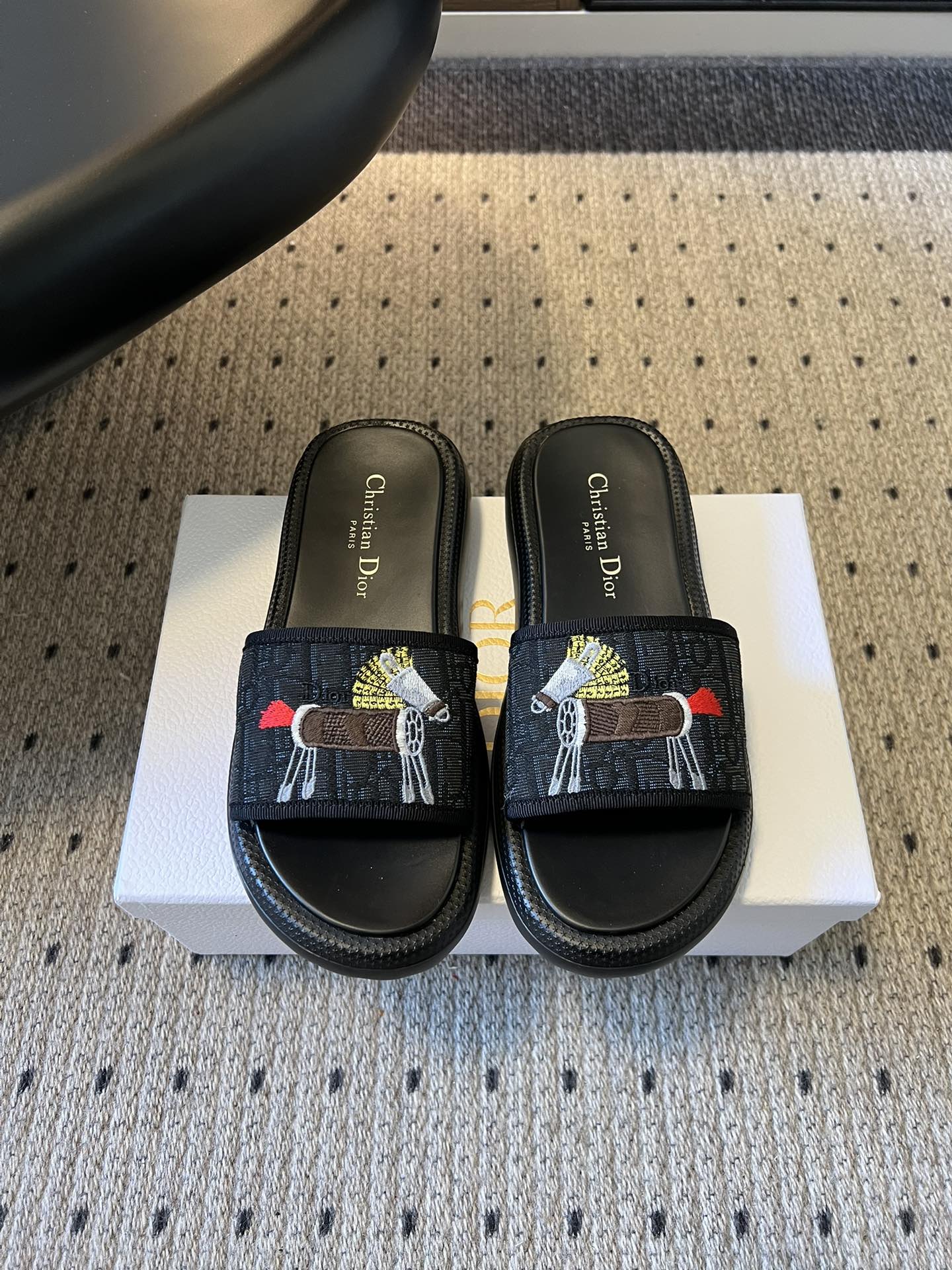 NO:759766,The top version of Dior 26ss early spring new classic presbyopic embroidered slippers. The universal formula for lazy summer wear, rely on this pair of sandals!  Minimalist one-line strap + presbyopic texture, low-key but recognizable, with embroidery embellishments to brighten up the details. The soft-soled insole is breathable and not stuffy, and will not tire your feet after long-term wear. It does not wear your feet at all. Black is cool, white is refreshing, and gray is high-end, allowing you to be casual all summer. Pair it with shorts and you will be a street trend, and with a dress, you will be a vacation blogger, and you will have a sense of effortless fashion.  Soft and thick soles, comfort and appearance coexist, and every step brings a sense of high-end walking. It looks good with skirts or pants. It is fashionable to wear casually when going out in summer. If you want a sense of light luxury with your own accent, this pair is the way to go!  Electrically embroidered upper, mesh lining, original molded outsole, size 35-41 (customized sizes 40 and 41 are not returnable), heel height 3cm, slippers, dior, slippers, skirts, shorts19860909顶级版本 Dior 26ss早春新款经典老花刺绣拖鞋 夏日懒人穿搭的万能公式,就靠这双凉拖！极简一字带+老花纹理,低调却有辨识度,刺绣点缀点亮细节.软底鞋垫透气不闷脚,久穿不累脚,完全不磨脚.黑色酷飒、白色清爽、灰色高级,承包你整个夏天的随性.配短裤是街头潮人,配连衣裙是度假博主,不费力的时髦感拉满. 软底厚底,舒适与颜值并存,每一步,都是行走的高级感.配裙子、配裤子都好看,夏天出门随便搭都时髦,想要自带腔调的轻奢感,这双直接冲！ 鞋面电绣面 内里网布 大底原版开模大底 size35-41码（40、41码定制不退换） 跟高3cm,拖鞋,dior,slippers,skirts,shorts,Women's Shoes