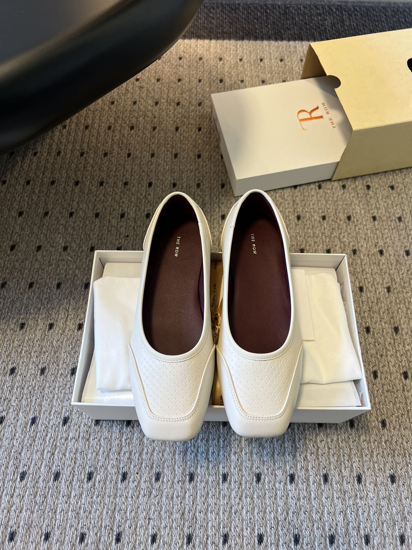 NO:759035,Made in Guangzhou, The Ro*26ss new minimalist square-toe shoes for early spring are the perfect finishing touch for the autumn atmosphere. The minimalist square toe + fine embossing are low-key but recognizable, retro and elegant. The soft and waxy leather wraps your feet, and the flat-soled design is so stable that you can walk without rubbing your feet at all.  The navy blue is calm, the black is capable, the off-white is refreshing, and the caramel is warm, and they will give you the tenderness throughout autumn and winter. Pair it with a coat to look like an intellectual sister, and with a knitted sweater, you will look like a soft and cute girl. Every step is lazy and elegant. The steps are relaxed and autumnal, and the square-toed embossed granny shoes put gentleness under your feet. Four colors are available, which can give you a sense of high-end throughout autumn. Effortlessly fashionable, start with this pair of shoes. The upper is made of imported calf leather.  Full-grain mixed sheepskin lining, Italian genuine leather outsole, injection molded size 35-40 (customized size 40 is non-refundable), Mary Jane, mary jane, cowhide, sheepskin, Leather soles19860909莞产 The Ro*26ss早春新款极简方头单鞋 秋日氛围感的点睛之笔,非它莫属,极简方头+细腻压纹,低调却有辨识度,复古又显气质.软糯皮革包裹双脚,平底设计走路稳到飞起,完全不磨脚 藏蓝沉稳、黑色干练、米白清爽、焦糖温暖,承包你整个秋冬的温柔.配大衣是知性姐姐,配针织衫是软萌少女,每一步都慵懒又优雅. 步履松弛,秋日质感,方头压纹奶奶鞋,把温柔踩在脚下.四色可选,承包整个秋天的高级感,不费力的时髦,从这双鞋开始. 鞋面进口小牛皮 内里全粒面混种羊皮 大底意大利真皮大底注塑射出 size35-40码（40码定制不退换）,玛丽珍,mary jane,cowhide,sheepskin,Leather soles,Women's Shoes