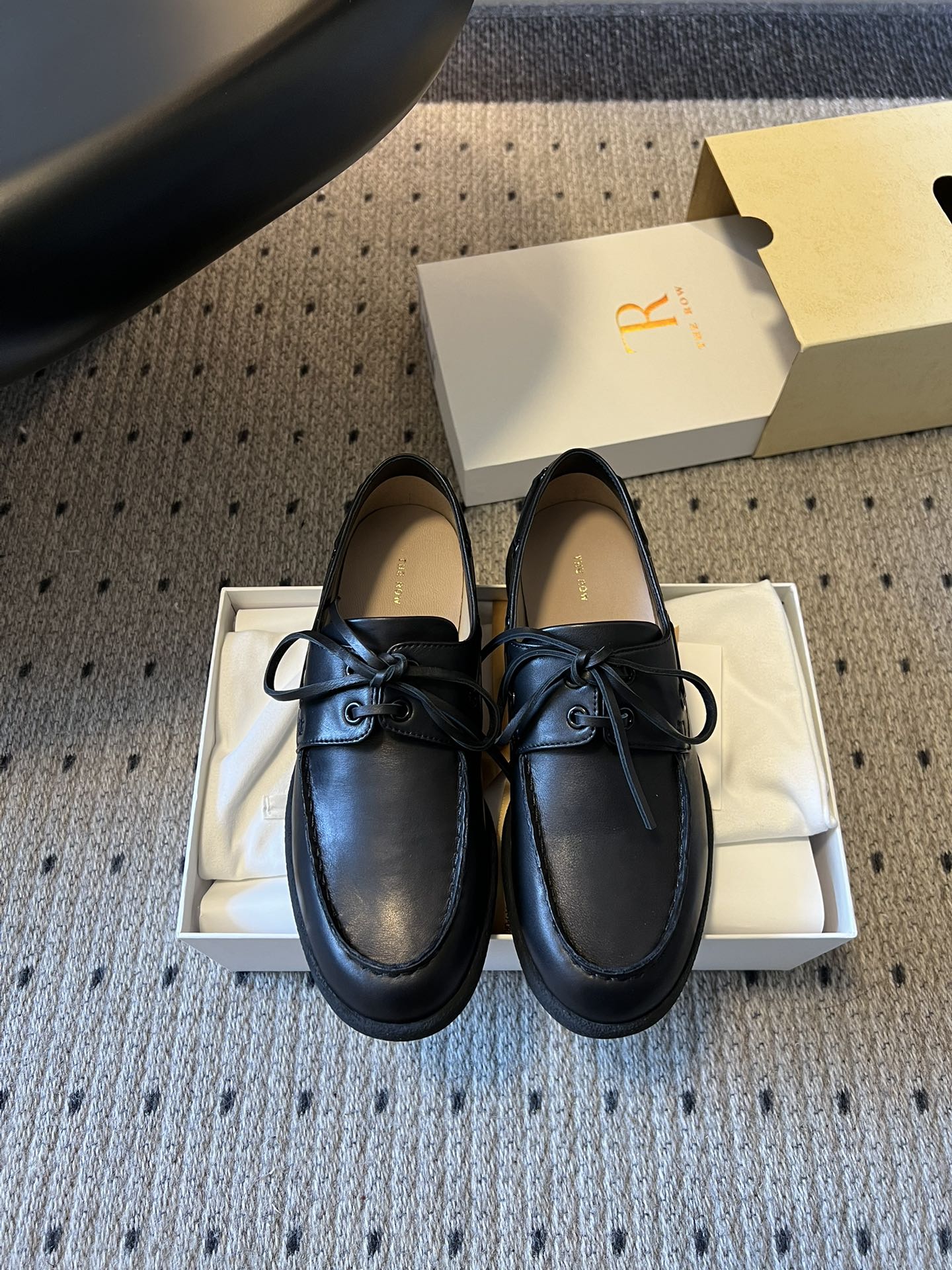 NO:759042,Wan Guan The Ro*26ss early spring new British retro lace-up loafers  The finishing touch of the autumn atmosphere has to be them. The retro boat-shaped shoe body + casual laces are low-key but recognizable. The soft leather wraps the feet to make them more gentle. The non-slip thick sole is stable enough to fly without grinding your feet at all, so it can be used for commuting and shopping. The black is calm and the brown is warm, giving you the retro tone throughout autumn and winter. Pair it with a coat to look like a British gentleman, and with a sweater, it will look like a lazy senior. Every step has a sense of calmness.  Walk calmly, retro and sustainable, lace-up loafers, with British texture under your feet, two colors available, contracting the sense of high-end throughout autumn. Effortlessly fashionable, start with this pair of shoes. Imported calfskin upper, mixed sheepskin lining, original molded outsole, size 35-40 (40 size customization is non-refundable), loafers, sweaters, cowhide, sheepskin19860909莞产 The Ro*26ss早春新款英伦复古系带乐福鞋 秋日氛围感的点睛之笔,非它莫属,复古船型鞋身+随性系带,低调却有辨识度,软皮包裹双脚更显温柔.防滑厚底走路稳到飞起,完全不磨脚,通勤逛街都能hold住.黑色沉稳、棕色温暖,承包你整个秋冬的复古腔调.配大衣是英伦绅士,配毛衣是慵懒学长,每一步都带着从容质感. 步履从容,复古永续,系带乐福鞋,把英伦质感踩在脚下,两色可选,承包整个秋天的高级感 不费力的时髦,从这双鞋开始. 鞋面进口小牛皮 内里混种羊皮 大底原版开模大底 size35-40码（40码定制不退换）,乐福鞋,loafers,sweaters,cowhide,sheepskin,Women's Shoes