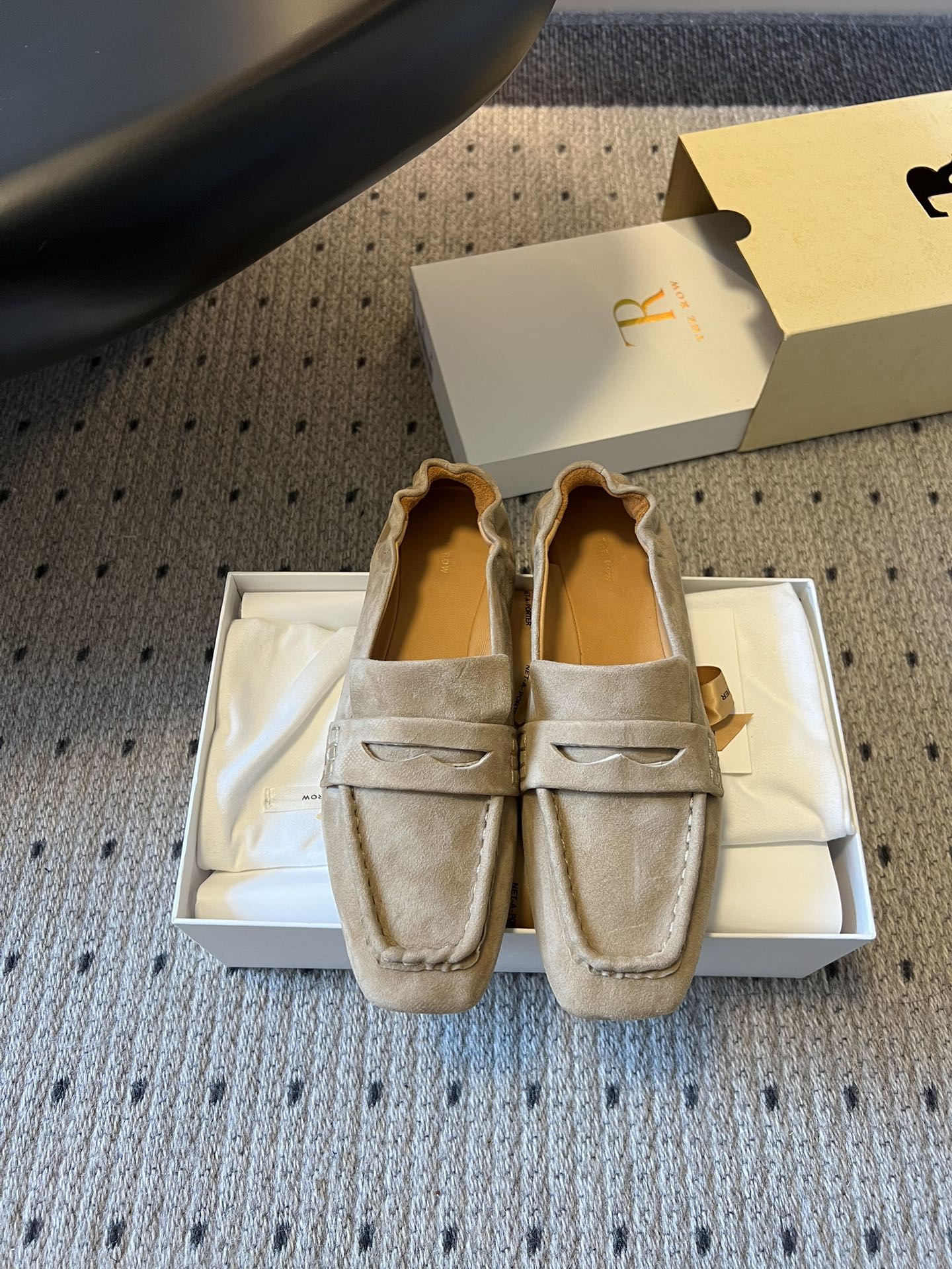 NO:759048,Wandan The Ro*26ss early spring new suede square-toe loafers  The finishing touch of the autumn atmosphere has to be this one. It wraps your feet in soft waxy suede and outlines the outline with hand-stitching. The penny buckle is simple and exquisite. The elastic design of the heel fits the shape of your feet. It is easy to put on and take off without rubbing your feet. It is soft  The bottom is soft and the surface is extremely comfortable. The rich wine red, gentle sand color, and dark brown are calm, which will give you a gentle texture throughout autumn and winter. Paired with a coat, it looks like a French sister, and with a knitted sweater, it looks like a lazy schoolgirl. Every step brings velvet warmth.  The velvet charm conceals autumn, and your steps are relaxed. The suede suede surface + classic penny buckle unlocks the autumn retro aesthetics. Three colors are available to provide you with the gentle velvet feeling throughout the season. The flat and soft elasticity coexists comfort and appearance. Every step is effortless and high-end. The upper is made of calfskin and the lining is water-dyed cowhide. The outsole is injection molded with Italian genuine leather.  size 35-40 (customized sizes 40 are non-refundable), loafers, loafers, cowhide, chamois leather, Leather soles19860909莞产 The Ro*26ss早春新款麂皮方头乐福鞋 秋日氛围感的点睛之笔,非它莫属,软糯麂皮包裹双脚,手工缝线勾勒轮廓,便士扣简约又精致,后跟松紧设计贴合脚型,穿脱方便还不磨脚,软底软面巨舒服.酒红浓郁、沙色温柔、深棕沉稳,承包你整个秋冬的温柔质感,配大衣是法式姐姐,配针织衫是慵懒学姐,每一步都带着绒绒暖意. 绒韵藏秋,步履松弛,麂皮绒面+经典便士扣,解锁秋日复古美学,三色可选,承包你整个季节的绒感温柔.平底软弹,舒适与颜值并存,每一步,都是不费力的高级. 鞋面胎牛绒 内里水染牛皮 大底意大利真皮大底注塑射出 size35-40码（40码定制不退换）,乐福鞋,loafers,cowhide,chamois leather,Leather soles,Women's Shoes