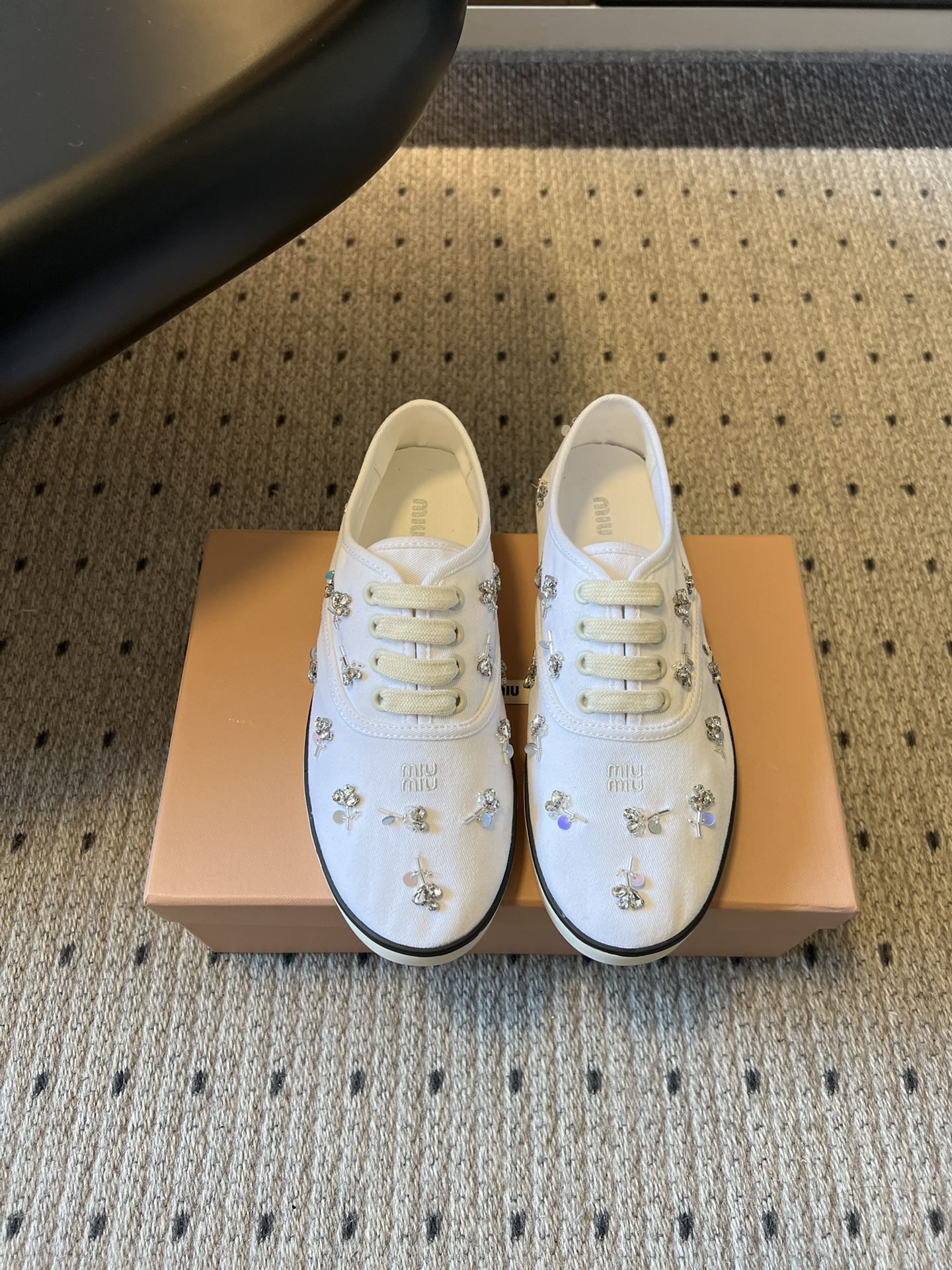 NO:760120,MiuMiu26ss New Rhinestone Embroidered Canvas Shoes for Early Spring Trample the spring floral flowers under your feet. This pair of rhinestone embroidered canvas shoes are so girly!  The delicate canvas base is studded with small rhinestone flowers and embroidered branches and leaves. The blingbling comes with a soft light filter and a retro square toe to modify the foot shape. The white soft base and soft surface will not tire your feet after long-term wear. It is suitable for dresses, jeans, and pleated skirts. From a walk on campus to a date for afternoon tea, every step is smart and playful, and it is the ambience of a sweet and cool girl.  The soft bottom and soft surface are extremely comfortable. They will not tire your feet after long-term wear and will not wear your feet at all. All four colors are good-looking. You can choose between sweet girl or retro. Pair it with a pleated skirt to look like a fugitive princess, or pair with jeans to look like a casual hottie. The atmosphere of spring is all supported by these shoes. Twill upper, lining and rubber outsole, size 35-40 (customized size 40 is non-refundable)  Heel height 2cm, casual shoes/sports shoes, miumiu, sneakers, skirts, jeans19860909MiuMiu26ss 早春新款水钻刺绣帆布鞋 把春日碎花踩在脚下,这双水钻刺绣帆布鞋太懂少女心了！细腻帆布基底缀满水钻小花与刺绣枝叶,blingbling自带柔光滤镜,复古方头修饰脚型.白软底软面久穿不累脚,适配连衣裙、牛仔裤、百褶裙,从校园漫步到约会下午茶,每一步都灵动俏皮,是甜酷女孩的氛围感担当. 软底软面巨舒服,久穿不累脚,完全不磨脚,四个颜色都好好看,甜妹挂、复古挂随便挑.配百褶裙是在逃公主,配牛仔裤是随性辣妹,春天的氛围感,全靠这双鞋撑起来. 鞋面斜纹布 内里布里 大底橡胶大底 size35-40码（40码定制不退换） 跟高2cm,休闲鞋/运动鞋,miumiu,sneakers,skirts,jeans,Women's Shoes