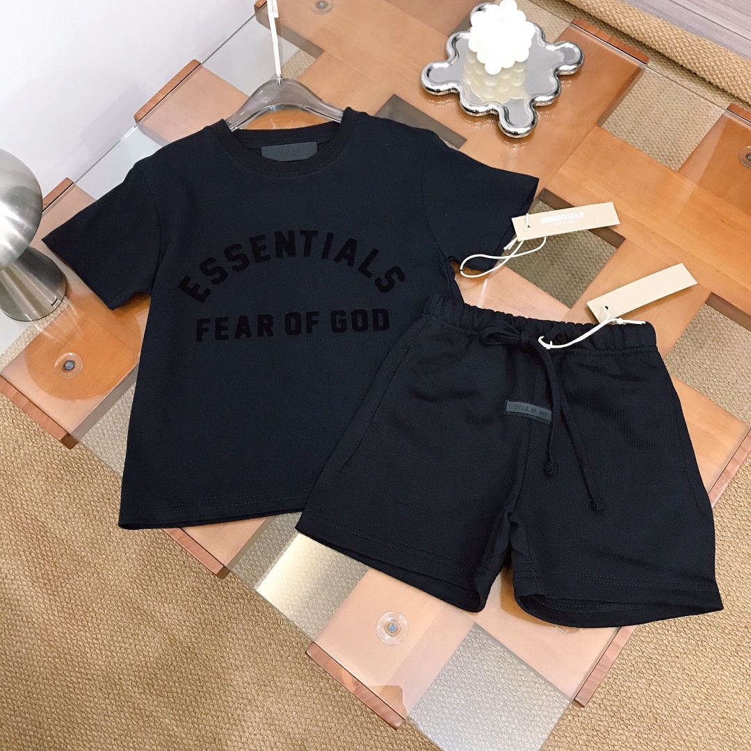 NO:762889,[Ready stock] ES latest suit [short-sleeved sweatshirt and shorts] three-dimensional flocking LOGO logo series on the chest ~ paired with a thin terry sweatshirt and cotton sweatshirt pants. The gum seal logo logo is widened on the neckline. The fabrics of the tops and pants are inconsistent ~ the version is crisp and stylish with exquisite sewing technology. High-end fashionable style, the upper body effect is very good!  Color Black Size--130-140-150, clothes, hoodie, sweatshirts, shorts, T-shirt,19860909【现货发】  ES最新款套装【短袖卫衣短裤】胸前立体植绒LOGO标志系列～搭配薄款毛圈卫衣棉系卫衣裤 胶质章标logo标志加宽领口设计 上衣裤子面料不一致～版型挺括有型搭配精致缝制工艺 高级时髦款 上身效果非常好！ 颜色黑色 尺寸--130-140-150,衣服,hoodie,sweatshirts,shorts,T-shirt,,Children's