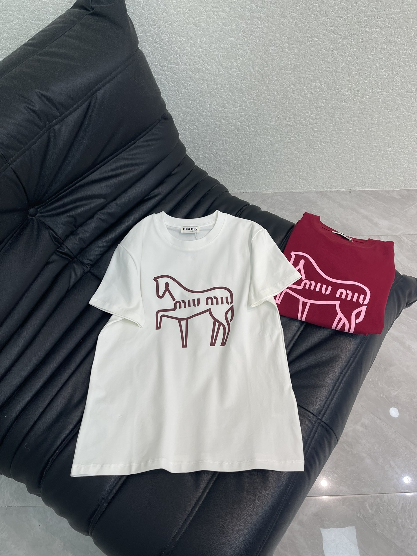 NO:757435,MiuMi*26 new spring and summer letter logo round neck short-sleeved T-shirt!  Customized cotton material, breathable and comfortable, full of texture. Regular T-shirt cut highlights the brand style. Made of heavyweight pure cotton, full of drape, showing a slimming visual effect. The chest print outlines the pony pattern brand logo and collides with the color of the body. The sense of fashion and high-end is immediately apparent. Create a personalized style. Fashionable and relaxed. It is stylish and stylish when worn alone!  SML,,miumiu,T-shirt,tees,t-shirt,19860909MiuMi*26春夏新款字母徽标圆领短袖T恤！定制全棉材质 透气舒适 质感十足 常规T恤裁剪 凸显品牌格调 采用克重纯棉制成 垂坠感十足 呈现显瘦视觉效果 胸前印花勾勒出小马图案品牌徽标 与大身颜色碰撞 时尚高级感立现 打造个性风格 时髦松弛 单穿内搭都出彩时髦！SML,,miumiu,T-shirt,tees，t-shirt,,Women's clothing