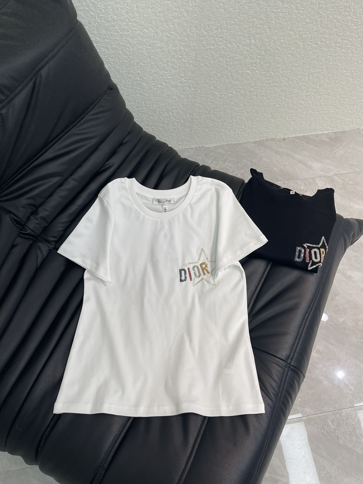 NO:753695,Dio*26 new spring and summer five-pointed star letter bead embroidery heavy-duty short-sleeved T-shirt Mercerized cotton fabric High-density fashionable sports style Every daily wear Playful and age-reducing design elements full of vitality High quality Sizes SML, dior, T-shirt, tees, t-shirt,19860909Dio*26春夏新款五角星字母珠片刺绣重工短袖T恤 丝光棉面料 高密度时髦运动风 每个日常的穿搭 俏皮减龄充满元气的设计元素 高品质 尺码SML,,dior,T-shirt,tees，t-shirt,,Women's clothing