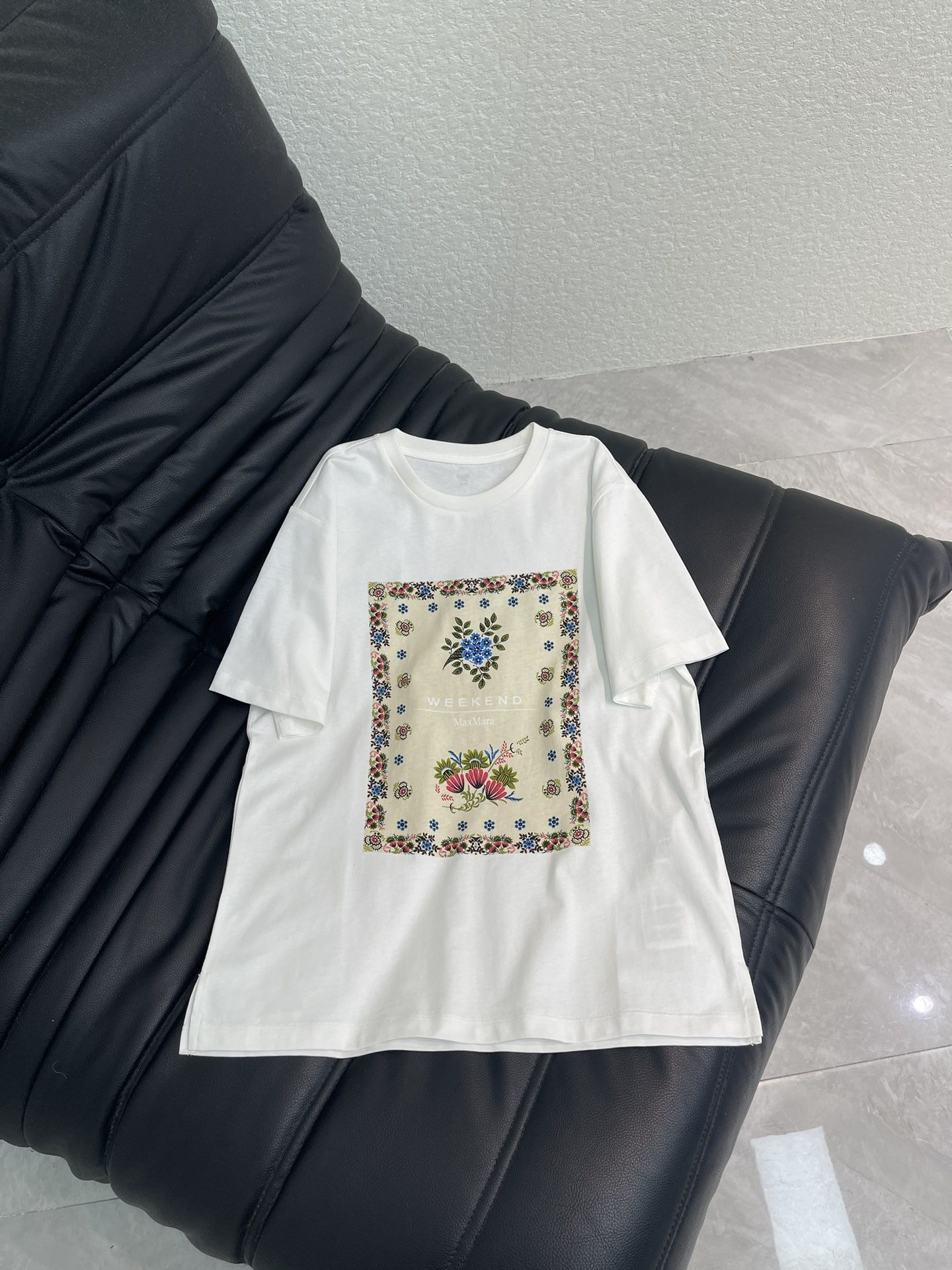 NO:753691,Weekend MaxMar*26 new spring and summer new printed co-branded short-sleeved T-shirt. The square floral pattern adopts printing technology, classic and versatile. Made of pure cotton, the upper body is soft and breathable. Whether it is worn casually with jeans or with a skirt to create a sophisticated feel, it can be easily adapted to show unique fashion taste. SML A,,skirts,jeans,T-shirt,tees,t-shirt,19860909Weekend MaxMar*26春夏新品印花联名款短袖T恤.方形花卉图案采用印花工艺,经典百搭款.纯棉材质,上身柔软透气.无论是休闲搭配牛仔裤,还是搭配裙装打造精致感,都能轻松适配,轻松展现独特时尚品味.SML A,,skirts,jeans,T-shirt,tees，t-shirt,,Women's clothing