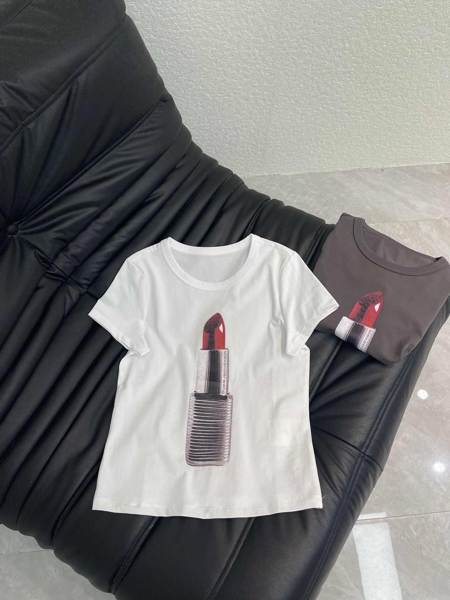 NO:753689,Alexander Wan*26 new spring and summer lipstick printed short-sleeved T-shirt, made of pure cotton, soft and comfortable, super friendly for daily wear! The lipstick pattern on the front is very recognizable and full of fashion sense. The round neck + short sleeve design is simple and yet individual. It goes well with jeans or skirts and can easily create casual or street style. The brand's consistent avant-garde design is very suitable for you who like personalized dressing. Two colors SML A, skirts, jeans, T-shirt, tees, t-shirt,19860909Alexander Wan*26春夏新款口红印花短袖T恤,纯棉材质,柔软舒适,日常穿着超友好!正面口红图案超有辨识度,时尚感满满.圆领+短袖设计,简约又不失个性,搭配牛仔裤或半裙都很出彩,轻松打造休闲或街头风.品牌一贯的前卫设计,超适合喜欢个性穿搭的你,两个色SML A,,skirts,jeans,T-shirt,tees，t-shirt,,Women's clothing