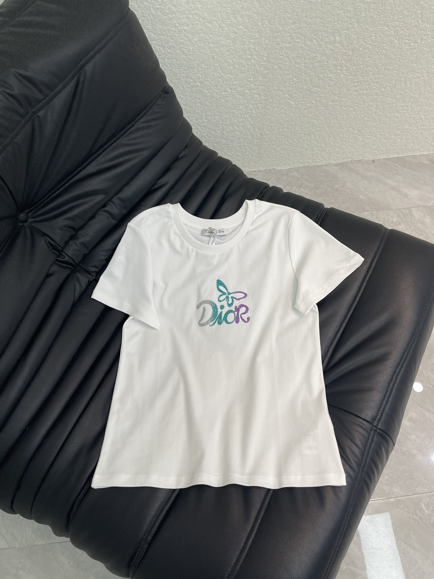 NO:753693,Dio*26 new spring and summer butterfly letter glitter printed heavy-duty short-sleeved T-shirt Mercerized cotton fabric High-density fashionable sports style Every daily wear Playful and age-reducing design elements full of vitality High quality Size SML, dior, T-shirt, tees, t-shirt,19860909Dio*26春夏新款蝴蝶字母闪粉印花重工短袖T恤 丝光棉面料 高密度时髦运动风 每个日常的穿搭 俏皮减龄充满元气的设计元素 高品质 尺码SML,,dior,T-shirt,tees，t-shirt,,Women's clothing