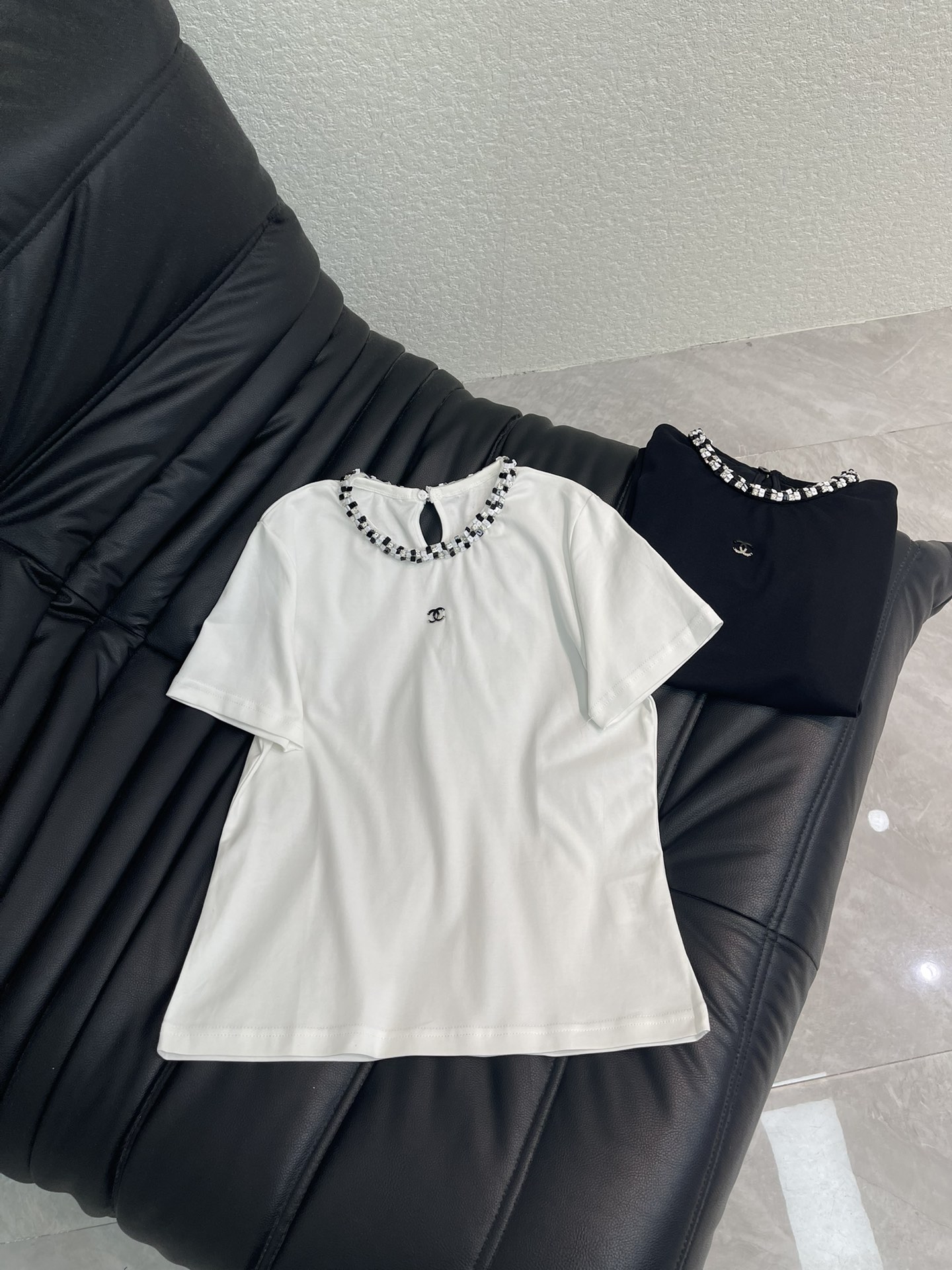 NO:753685,Chane*26 new spring and summer new Xiaoxiang collar studded short-sleeved T-shirt. Made of cotton fabric, the upper body is skin-friendly and breathable, the collar has different studded designs, the classic Xiaoxiang logo gradient splicing logo on the chest, the new Chinese style hollow on the back, the small version is more close-fitting. SML A,,chanel,T-shirt,tees,t-shirt,19860909Chane*26春夏新款小香领口钉钻短袖T恤.采用棉质面料上身亲肤透气,领口不同的钉钻设计,胸前经典的小香徽标渐变拼接logo,背后新中式镂空,小版型更贴身.SML A,,chanel,T-shirt,tees，t-shirt,,Women's clothing