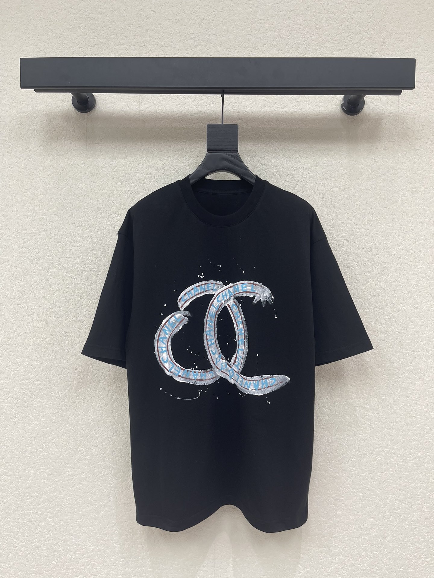 NO:753687,Chane*26 spring and summer new style Xiaoxiang printed large version short-sleeved T-shirt. Exclusively designed colorful double C letter hand-painted loose short-sleeved T-shirt, loose version for men and women, pure cotton fabric, colorful hand-painted letters on the chest with a childlike feel and super design sense!  Can be paired with jeans or sweatpants, super versatile!  SML A,,chanel,jeans,T-shirt,tees,t-shirt,19860909Chane*26春夏新款小香印花大版型短袖T恤.独家设计款彩色双c字母手绘宽松短袖T恤,宽松版型男女同款,纯棉面料,胸前字母彩色手绘带点童趣感超有设计感！可搭配牛仔裤或运动裤,超百搭的一款！SML A,,chanel,jeans,T-shirt,tees，t-shirt,,Women's clothing