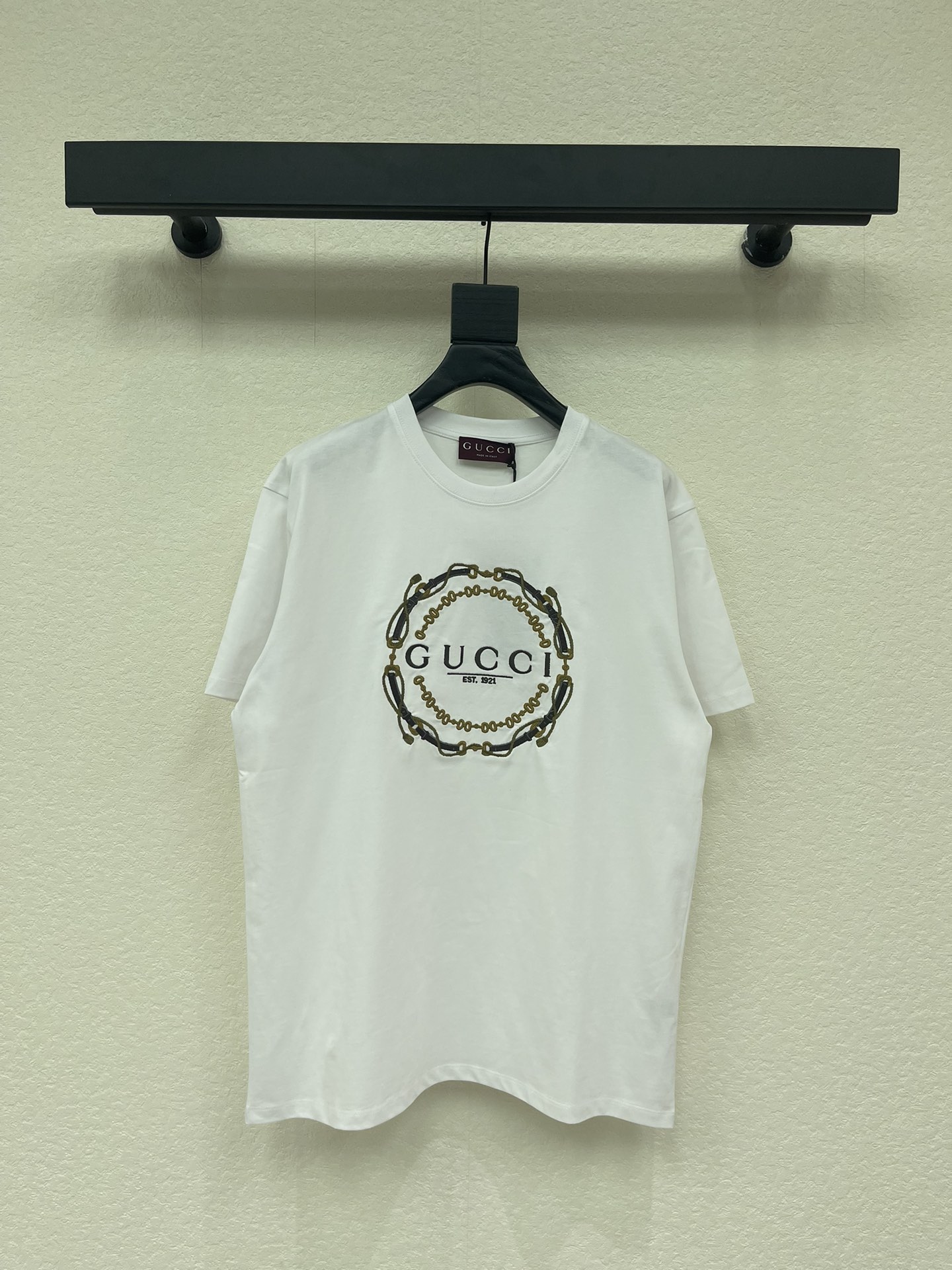 NO:757420,Gucc*26 new spring and summer short-sleeved T-shirt with horsebit print. Retro metal chain print, low-key and recognizable. Super comfortable to wear in summer! Loose fit and tolerant. It looks great with jeans or short skirts. Easily get the retro casual style ~ daily outings and commuting. It is a must-have and versatile item for the wardrobe! SML,,gucci,skirts,jeans,T-shirt,tees,t-shirt,19860909Gucc*26春夏新款马衔扣印花短袖T恤 复古金属链条印花,低调又有辨识度 夏天穿超舒服!宽松版型 包容性强 随便搭牛仔裤or短裙都很出彩 轻松get复古休闲风~日常出街 通勤都能轻松驾驭,是衣橱必备百搭单品! SML,,gucci,skirts,jeans,T-shirt,tees，t-shirt,,Women's clothing