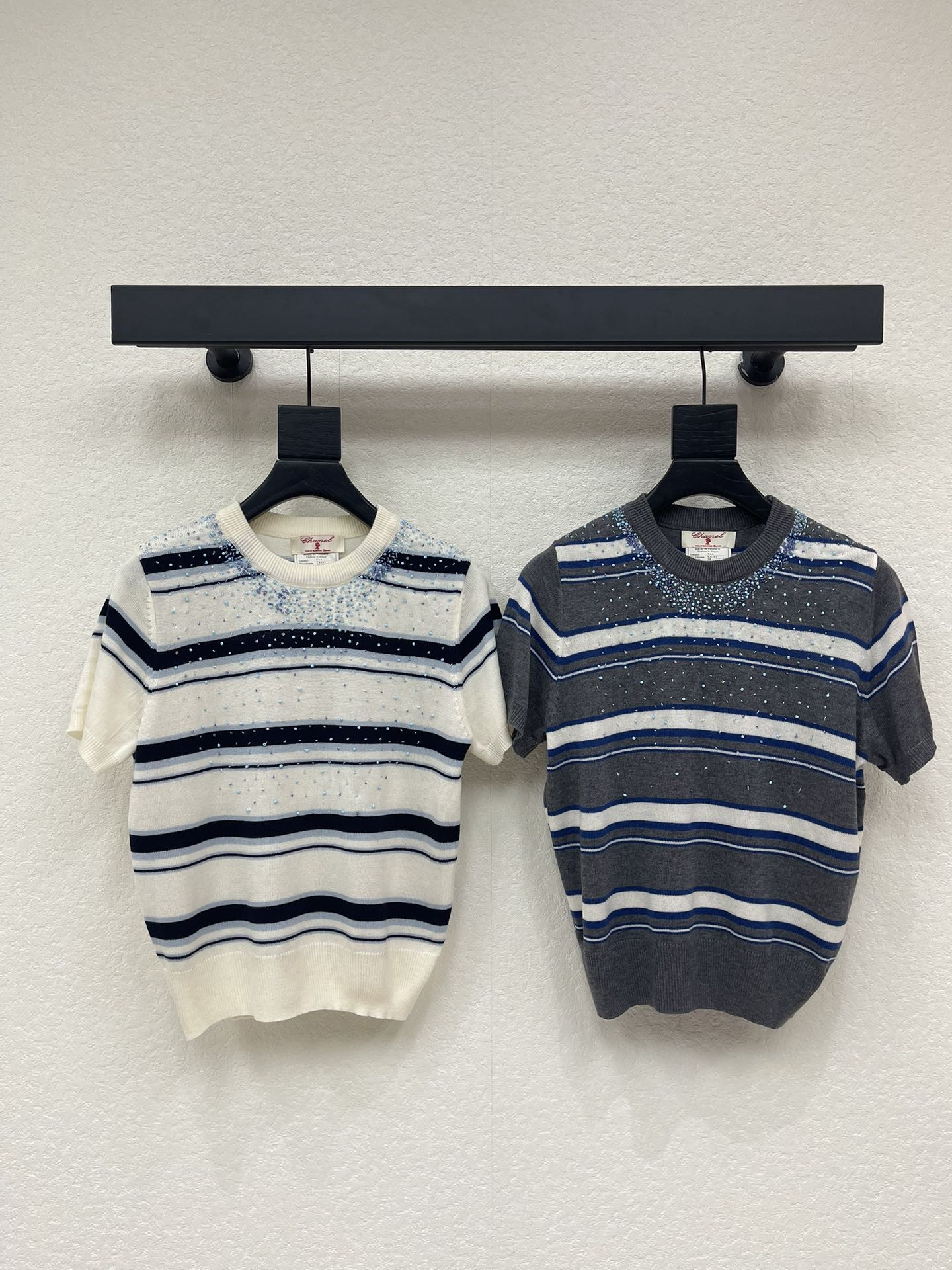 NO:753681,Chane*26's new heavy-duty handmade beaded striped sweater short-sleeved is the ultimate layered item. The exquisite regular version makes the upper body look slimmer!  Customized labeling process, low-key luxury!  Fashionable must-have items to unlock all outfits!  Look for our quality!  The classic items are fashionable and high-end, and the classic styles are versatile and easy to match!  SML,,chanel,T-shirt,19860909Chane*26新品重工手工订珠条纹针织衫短袖 叠穿王炸单品,精致常规版型上身巨显瘦！ 定制贴标工艺 低调奢华！ 时髦精必备单品解锁所有穿搭！ 认准我家品质！经典单品时髦又高级 经典版型百搭不挑人！ SML,,chanel,T-shirt,,Women's clothing