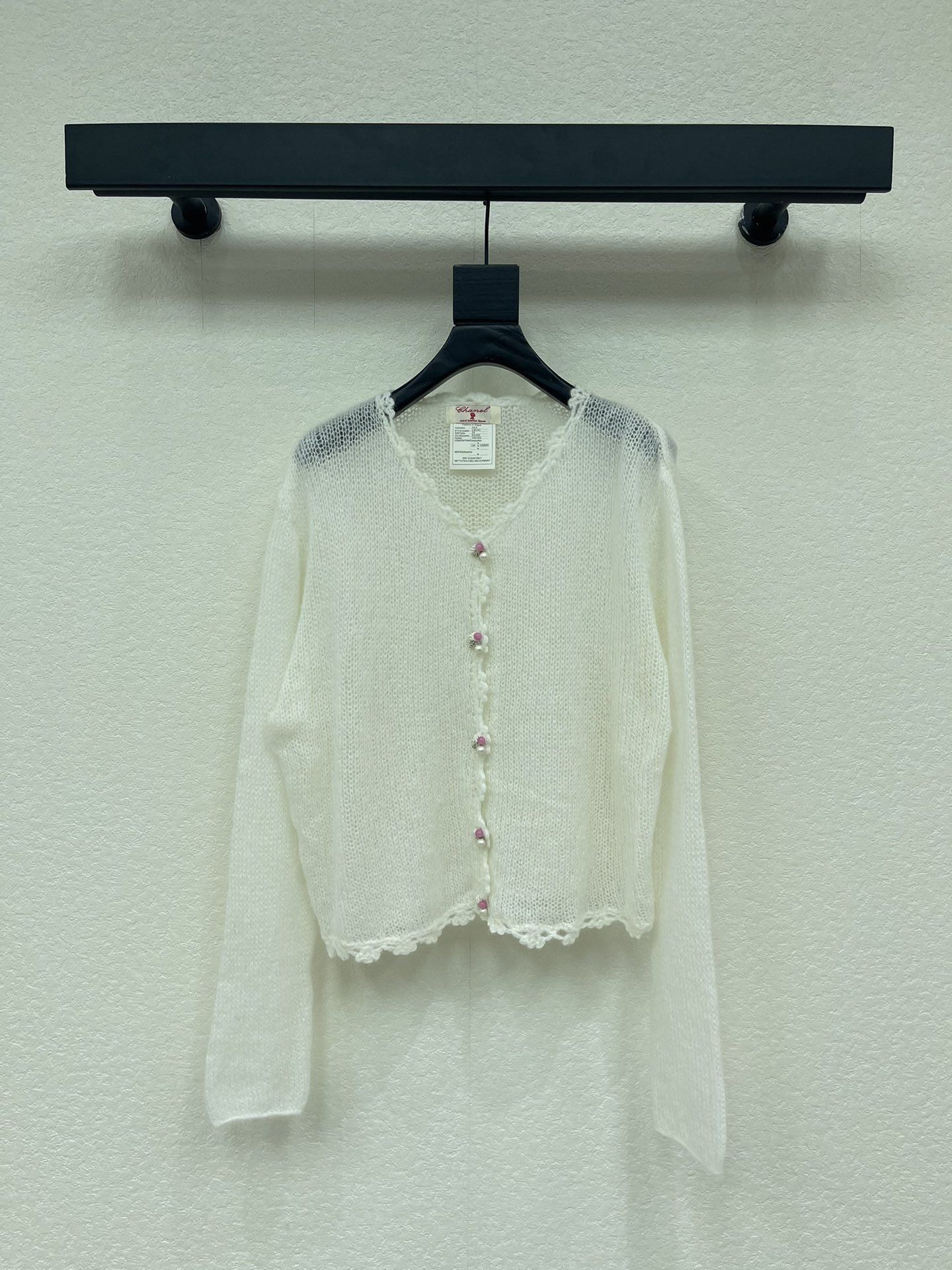 NO:753679,Chane*26 new hollow crochet cashmere diamond button knitted cardigan is a popular item, the exquisite regular version makes the upper body slimmer!  Customized labeling process, low-key luxury!  Fashionable must-have items to unlock all outfits!  Look for our quality!  The classic items are fashionable and high-end, and the classic styles are versatile and easy to match!  SML,,chanel,19860909Chane*26新品镂空钩花羊绒钻扣针织开衫 王炸单品,精致常规版型上身巨显瘦！ 定制贴标工艺 低调奢华！ 时髦精必备单品解锁所有穿搭！ 认准我家品质！经典单品时髦又高级 经典版型百搭不挑人！ SML,,chanel,,Women's clothing