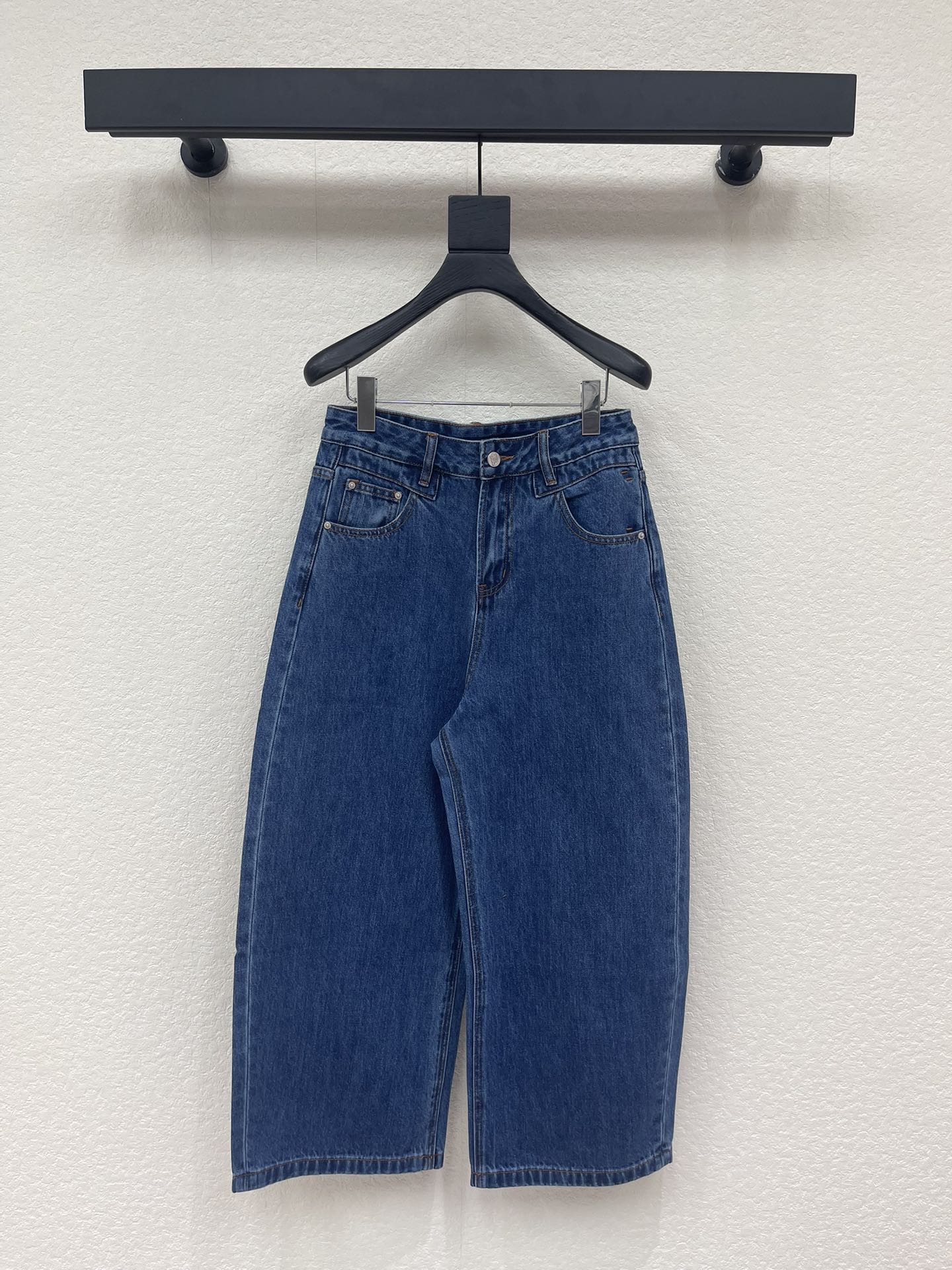 NO:753677,Celin*26 new embossed jeans, a hot-selling series, a must-have for goddesses with temperament, heavy craftsmanship, full of high-end sense, classic tailoring, elongating body proportions, and the strength to cover up the flesh and make you look slimmer!  Timeless classics are definitely not to be missed. They look fashionable with any style. They are highly practical and comfortable. Series models SML,,celine,jeans,19860909Celin*26新品压花牛仔裤 爆单系列款 气质女神必入 重工手 满满的高级感 经典剪裁 拉长身材比例 实力遮肉显瘦！ 永恒经典是绝对不可错过的 搭配任何风格都是大写的时髦 实穿度极高 舒适度满分 系列款 SML,,celine,jeans,,Women's clothing