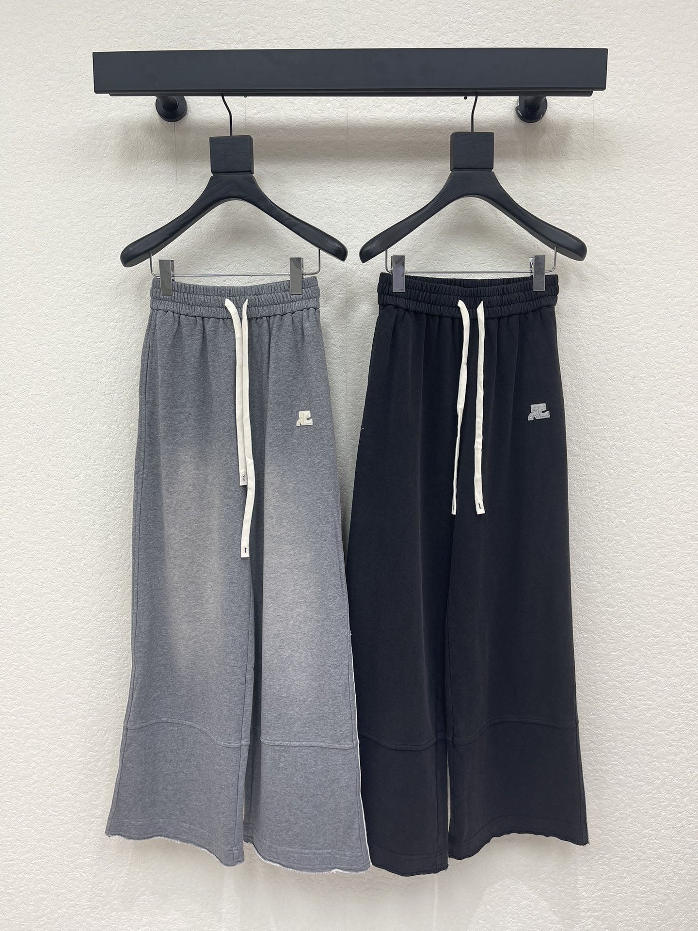 NO:753676,Courreg* Niche 26 new style drawstring washed casual pants and sweatpants. Wide-leg version. Excellent tolerability. Gradient color visual impact. Popular items with great design. Fully show the sense of luxury. Versatile item that must be purchased in all seasons. The age-reducing girl style is elegant and sweet!  You don’t need a beautiful upper body!  The quality of workmanship depends on the details SML A,,19860909Courreg*小众26新款抽绳洗水休闲裤卫裤 阔腿版型 包容性极好 渐变色视觉冲击 极具设计感的爆款单品 尽显高级感 四季必入的百搭单品 减龄少女风气质优雅不失甜美！ 上身美的不要不要的！做工品质看细节 SML A,,,Women's clothing