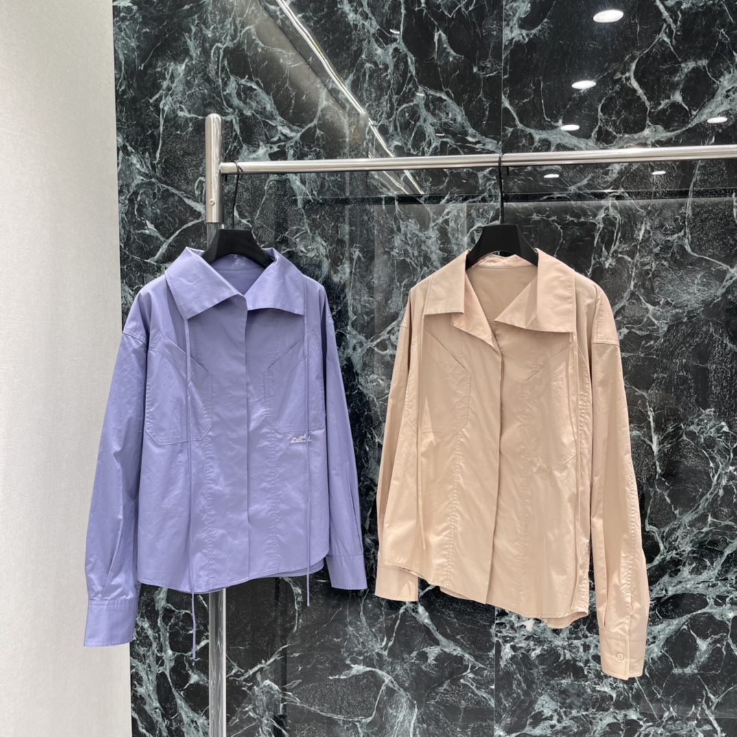 NO:778161,The highest version on the market, the girl inspects the goods, trims the three marks on the threads, and delivers the goods. You can post pictures and take videos. If you want quality or service, please add me on WeChat. We will not accept urgent orders. Her 26 spring and summer new style lapel shirt jacket is simple and has a sense of design. The embroidered brand pattern is simple and recognizable. The geometric splicing pockets on the chest are super layered! It can be easily used for commuting, leisure and early autumn.  It looks great when worn alone or layered, and it is easy to create a fashionable and layered outfit ~ two colors SML, Hermès-clothing, hermes, jackets & coats, shirts,19860909市面最高版本小妹验货、修剪线头上三标、发货可发图及拍视频,要品质要服务的加我微信,不接急单. Her 26春夏新款 翻领衬衫外套 简约又有设计感 刺绣品牌图案简约又有辨识度 胸前几何拼接口袋超有层次感! 通勤 休闲早秋都能轻松驾驭 单穿或叠搭都很出彩轻松打造时髦层次感穿搭~两个色SML,爱马仕-服装,hermes,jackets & coats,shirts,,Women's clothing