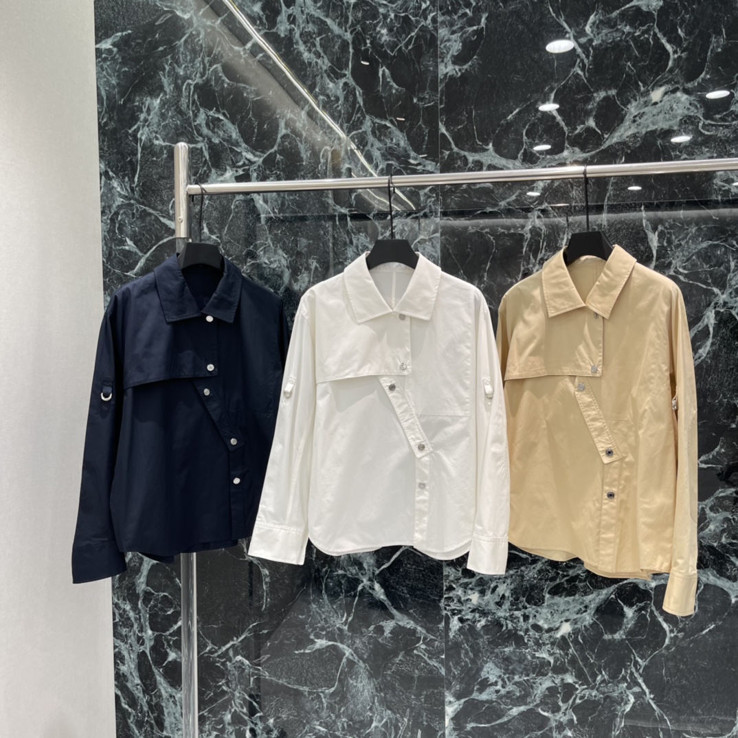 NO:778156,The highest version on the market, the girl inspects the goods, trims the three marks on the threads, and delivers the goods. You can send pictures and videos. If you want quality and service, please add me on WeChat. We will not accept urgent orders. Her 26 spring and summer new style asymmetrical long-sleeved shirt. Unique asymmetrical tailoring. Perfect details. Adjustable cuffs. Practical and fashionable. The overall style is simple and elegant. It can be easily worn for commuting and leisure. Pair it with white trousers or skirts. Easily get a high-end look! Three-color SML, Hermès-clothing, hermes, skirts, shirts,19860909市面最高版本小妹验货、修剪线头上三标、发货可发图及拍视频,要品质要服务的加我微信,不接急单. Her 26春夏新款 不对称长袖衬衫 独特不对称剪裁 细节满分,袖口可调节,实用又时髦 整体风格简约优雅通勤休闲都能轻松驾驭 搭配白色裤装或裙装 轻松get高级感穿搭look!三个色SML,爱马仕-服装,hermes,skirts,shirts,,Women's clothing